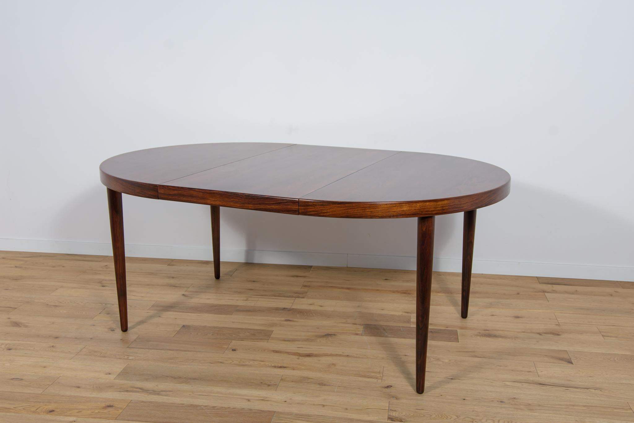  Table de salle à manger extensible en bois de rose du milieu du siècle dernier par Kai Kristiansen pour Feldballes  en vente 2