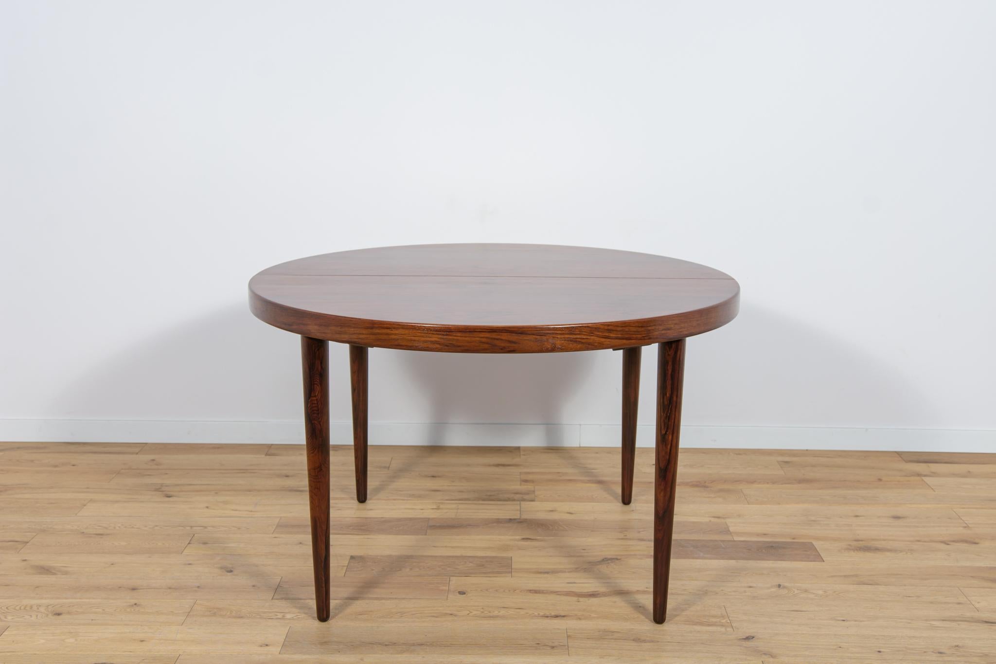 
Cette table de salle à manger conçue par Kai Kristiansen et fabriquée par Feldballes Møbelfabrik au Danemark dans les années 1960.De belles et riches veines de bois, un travail du bois de haute qualité et un plateau épais confèrent à ce meuble un