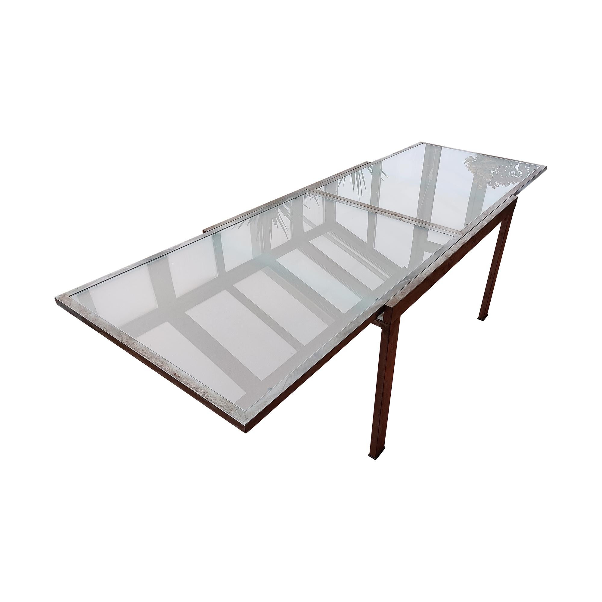 Mid-Century Extendable Satined Glass Dining Table In Good Condition For Sale In Darmstadt, DE