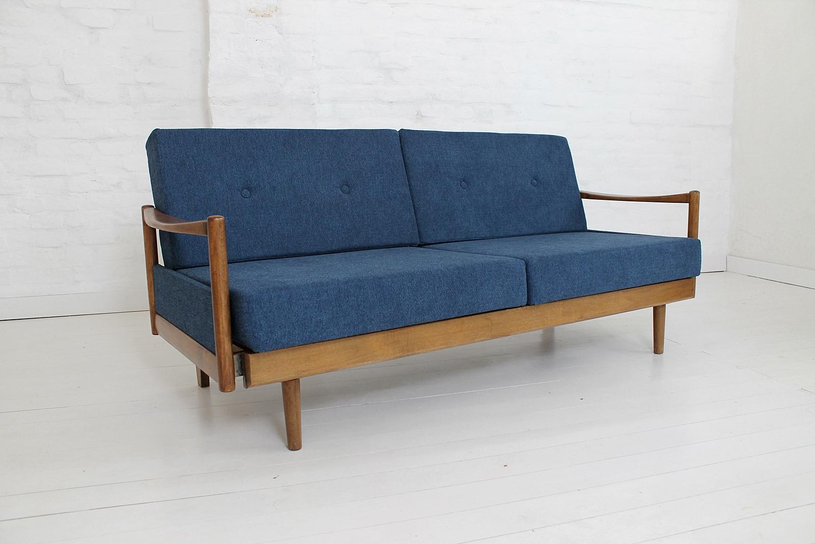 Rare magic / Stella sofa by Wilhelm Knoll for Knoll Antimott, 1950s
The daybed has a beech frame and is extendable in both sides and easily convertible from a sofa to a daybed with a turning construction.
Can be extended to about 212 cm
The pillows