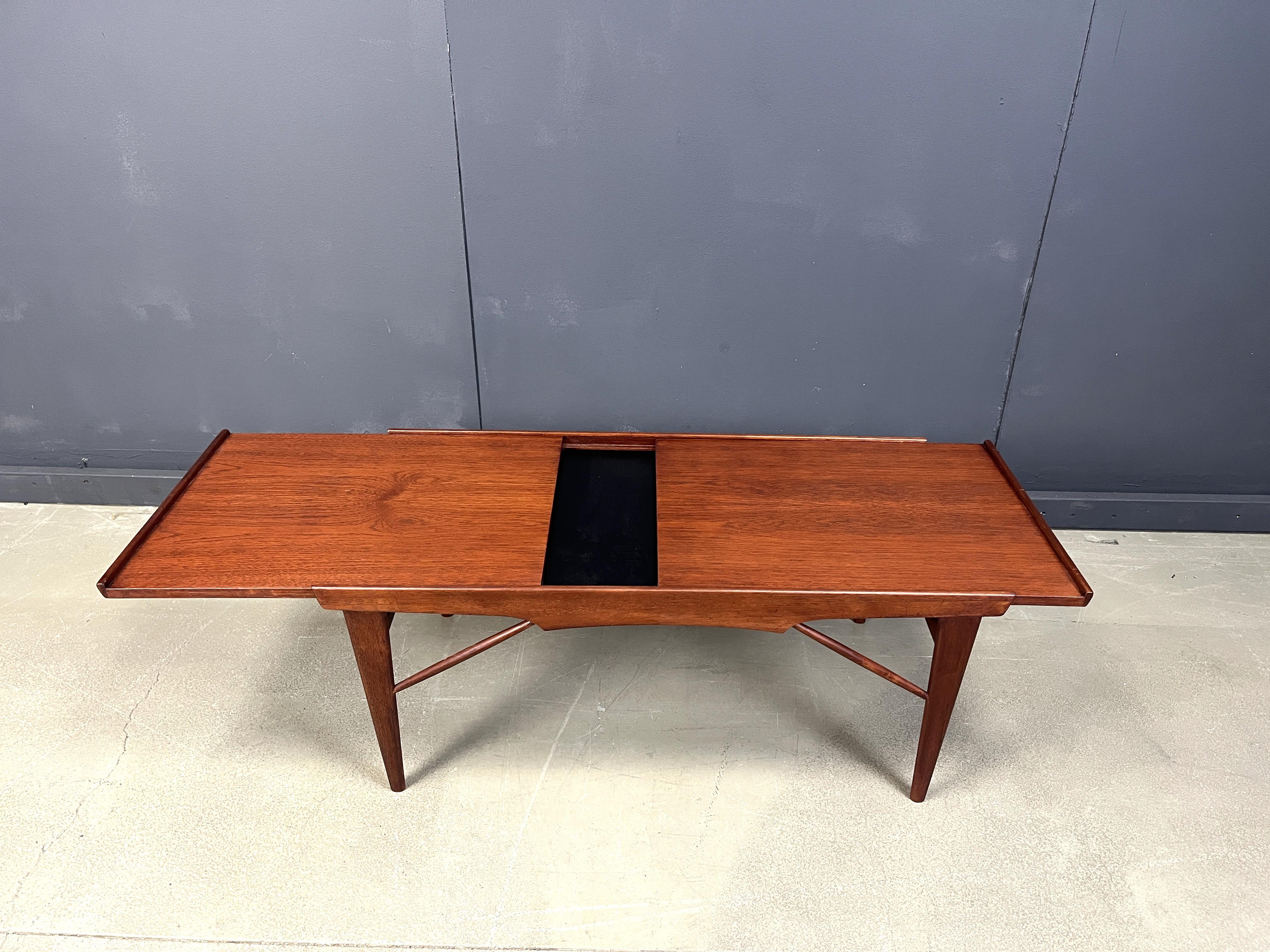 Mesa de centro extensible de teca de mediados de siglo, años 60 en venta 3