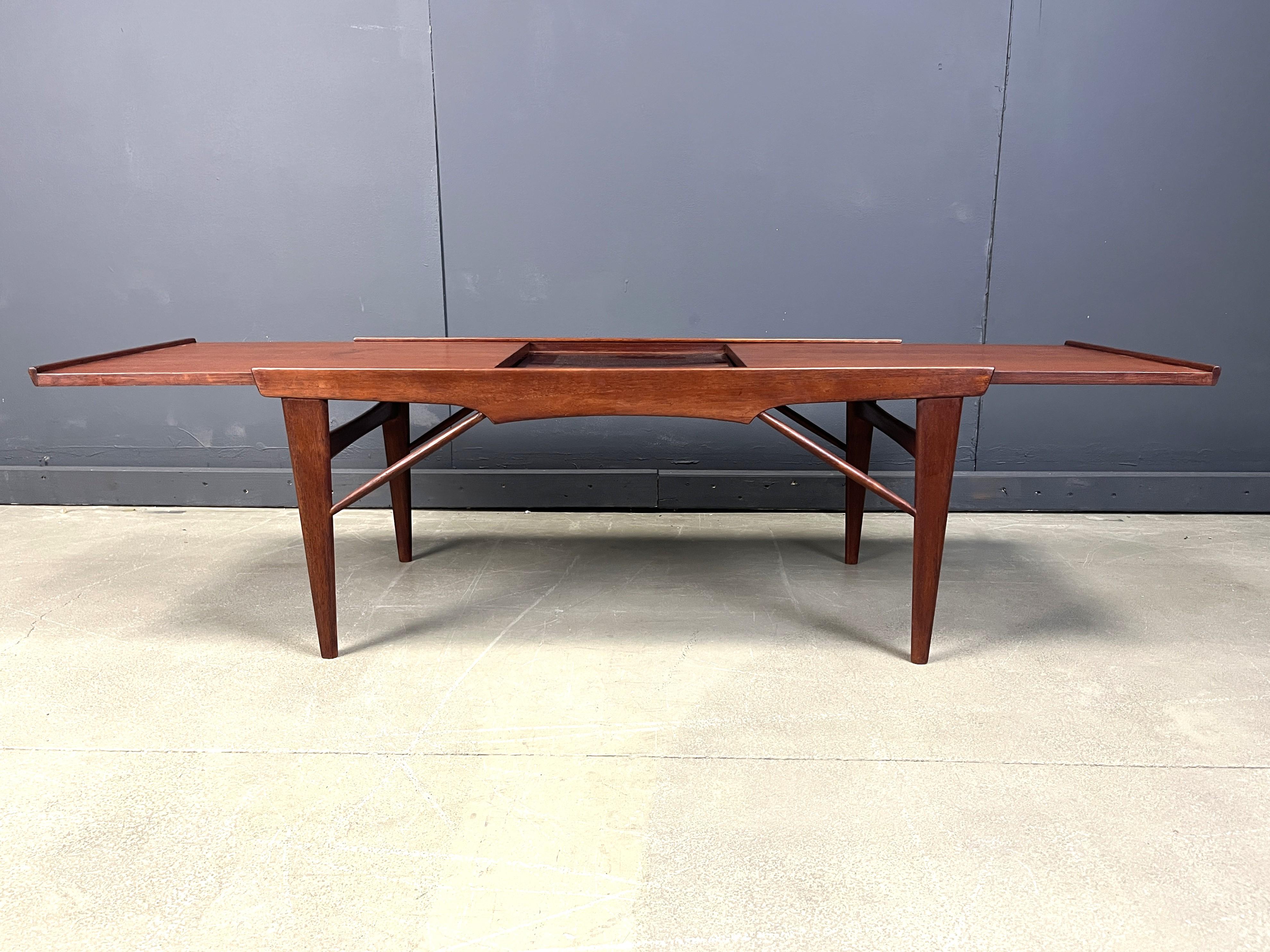 Mesa de centro extensible de teca de mediados de siglo, años 60 en venta 4