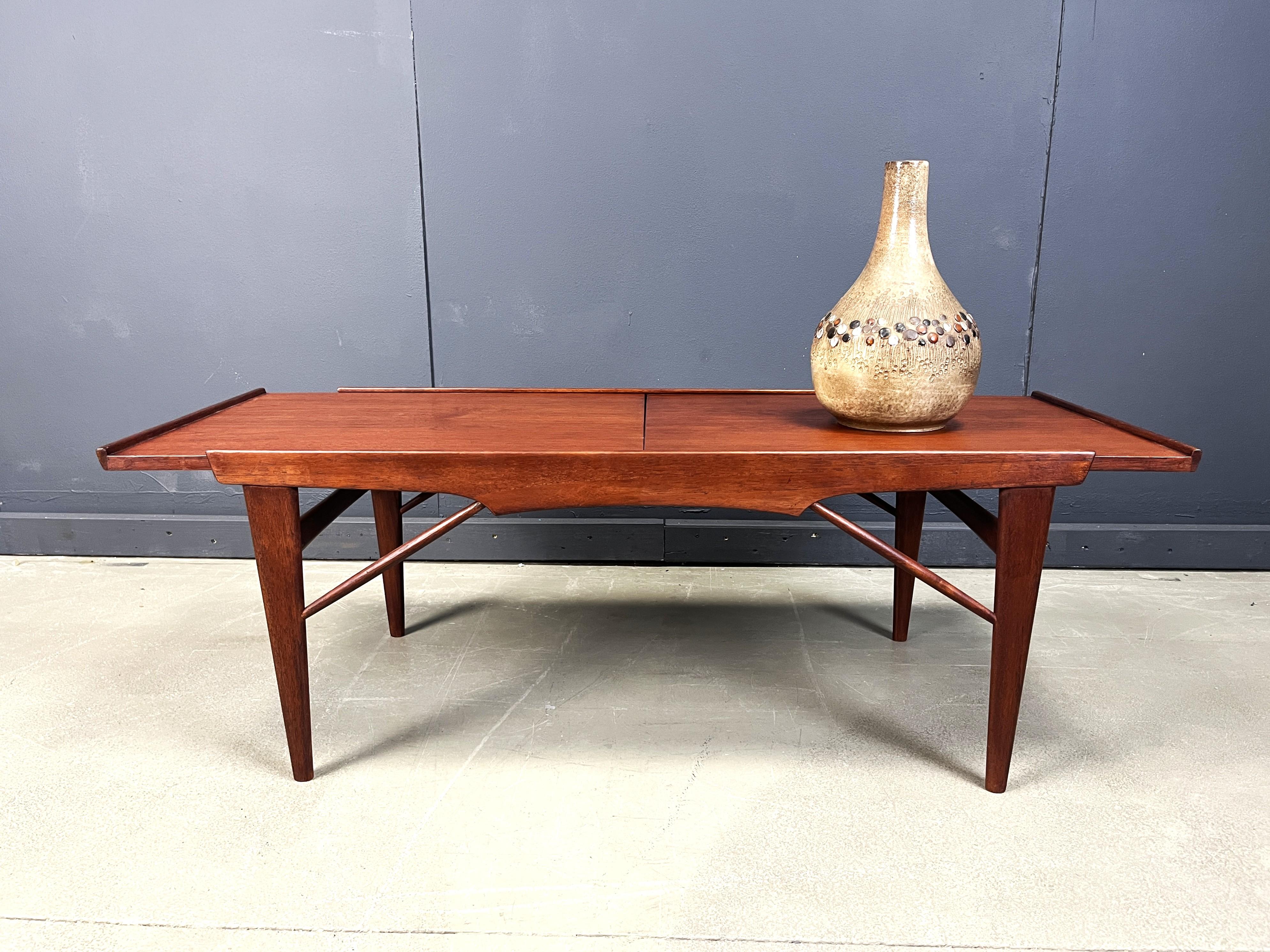 Elegante mesa de centro de mediados de siglo de OMF - Países Bajos, fabricada en teca con tableros extensibles.

Precioso diseño de mediados de siglo

Años 60 - Países Bajos

Muy buen estado

Dimensiones:
Altura: 44 cm
Anchura: 130 cm - totalmente