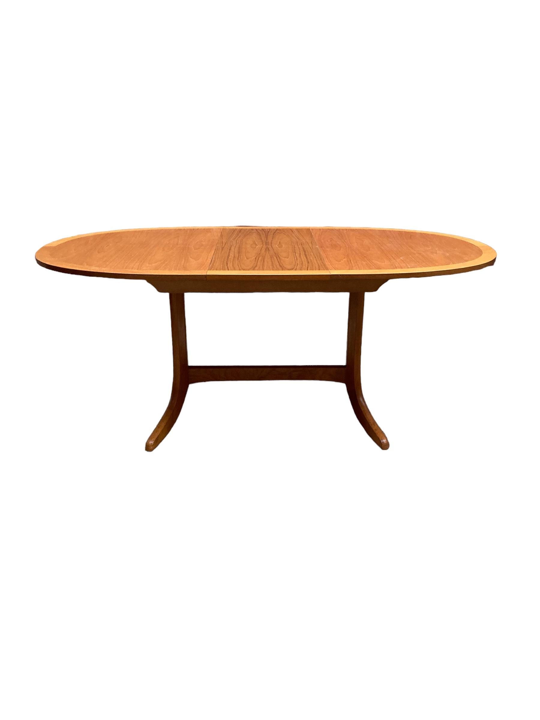 Mid Century Extendable teak butterfly Oval dining table made by Nathan. For Sale 3
