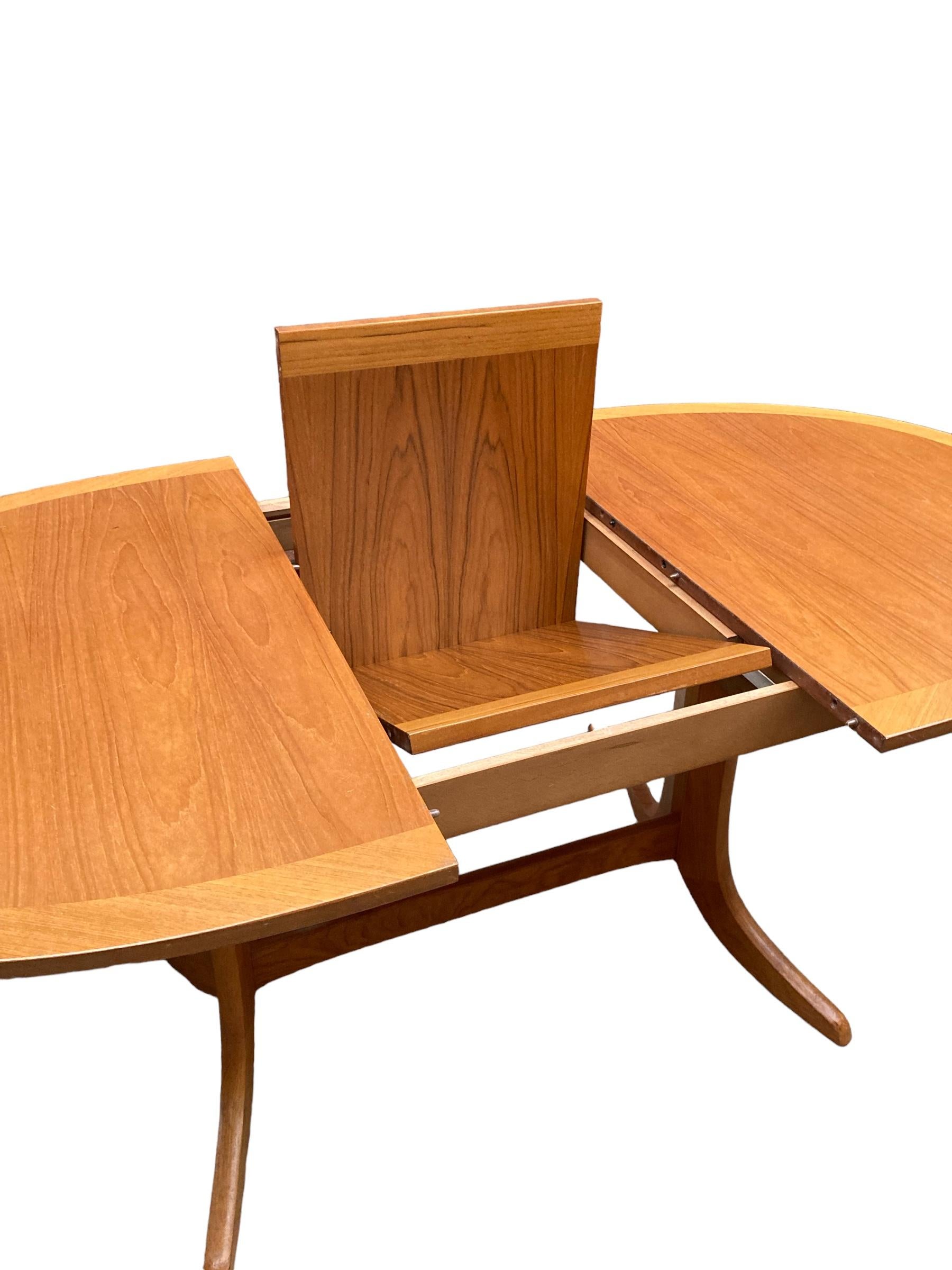 Mid Century Extendable teak butterfly Oval dining table made by Nathan. For Sale 4