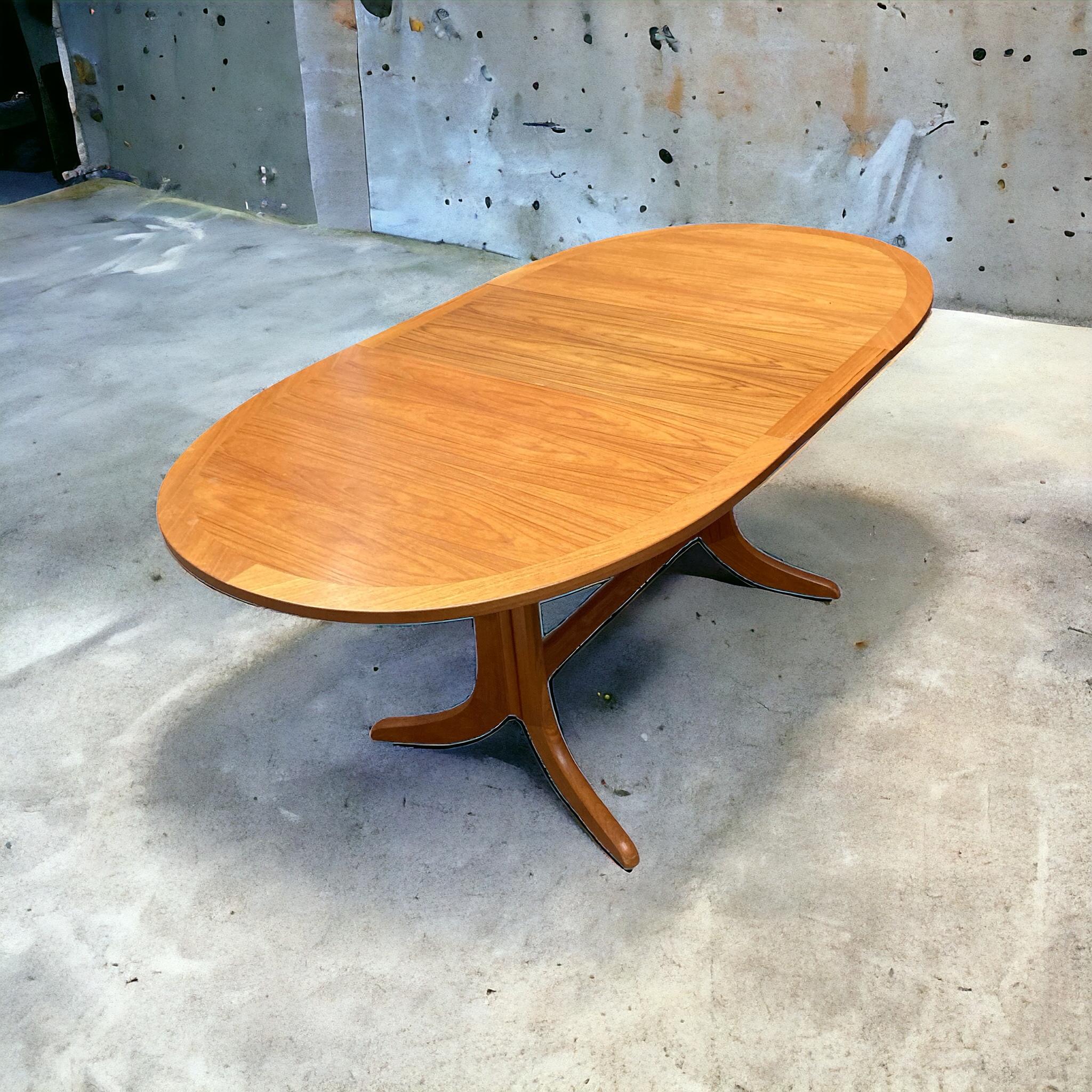 Mid Century Extendable teak butterfly Oval dining table made by Nathan. For Sale 7
