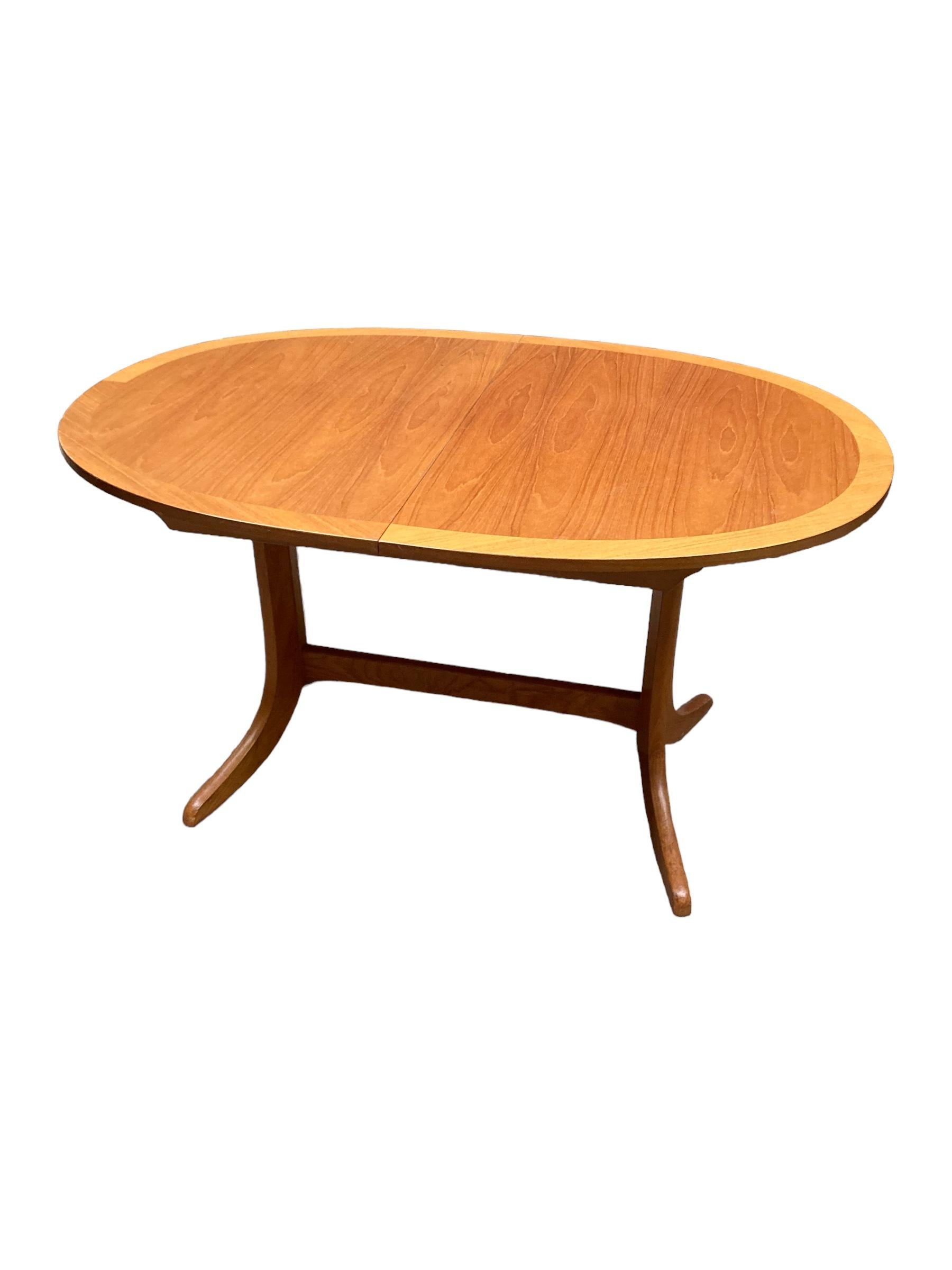 Mid Century Extendable teak butterfly Oval dining table made by Nathan. In Good Condition For Sale In Bishop's Stortford, GB