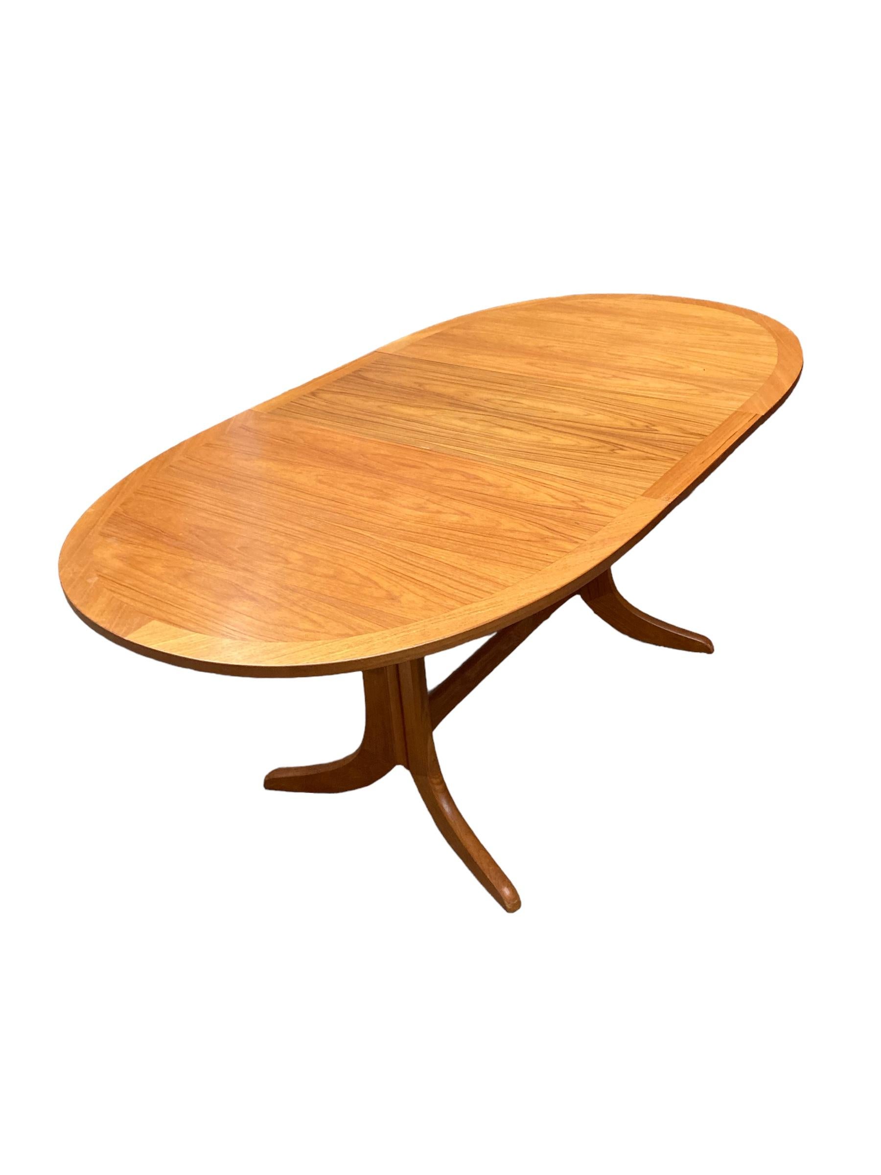 Mid Century Extendable teak butterfly Oval dining table made by Nathan. For Sale 1