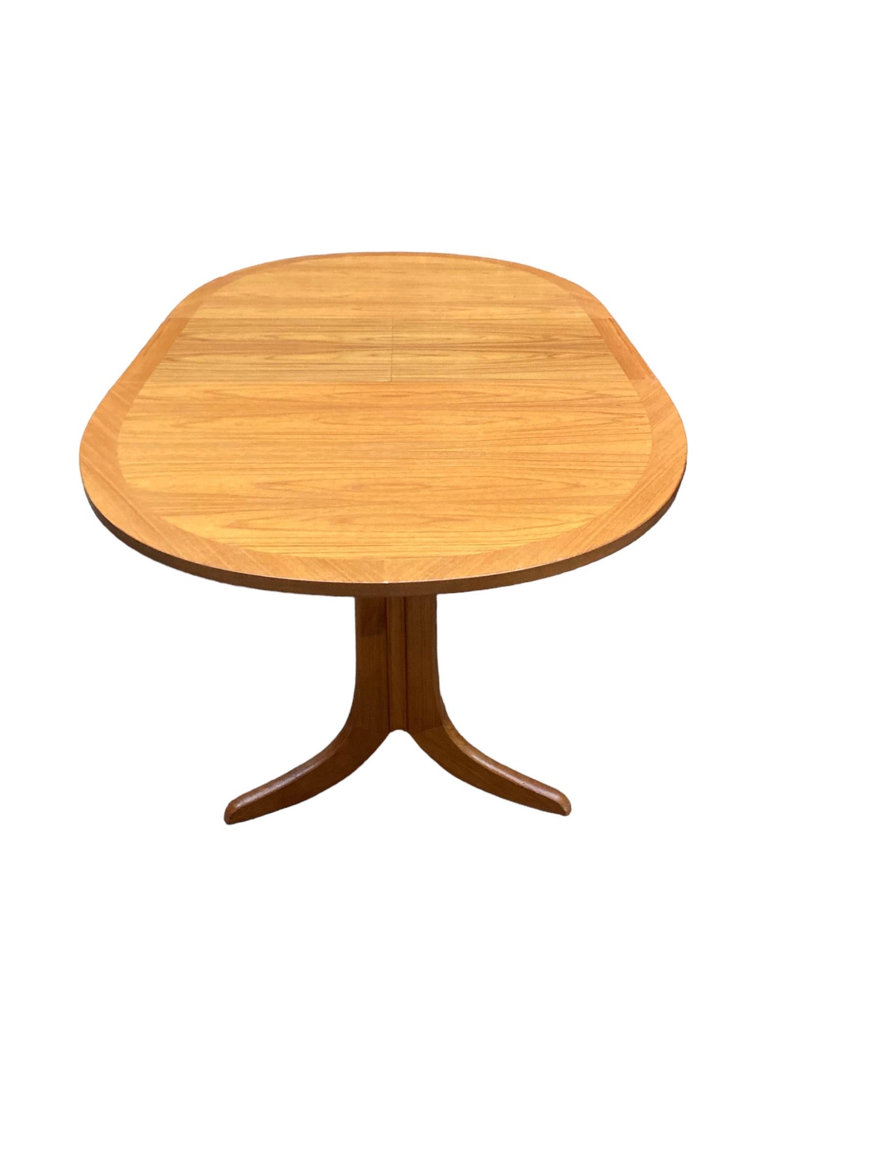 Mid Century Extendable teak butterfly Oval dining table made by Nathan. For Sale 2