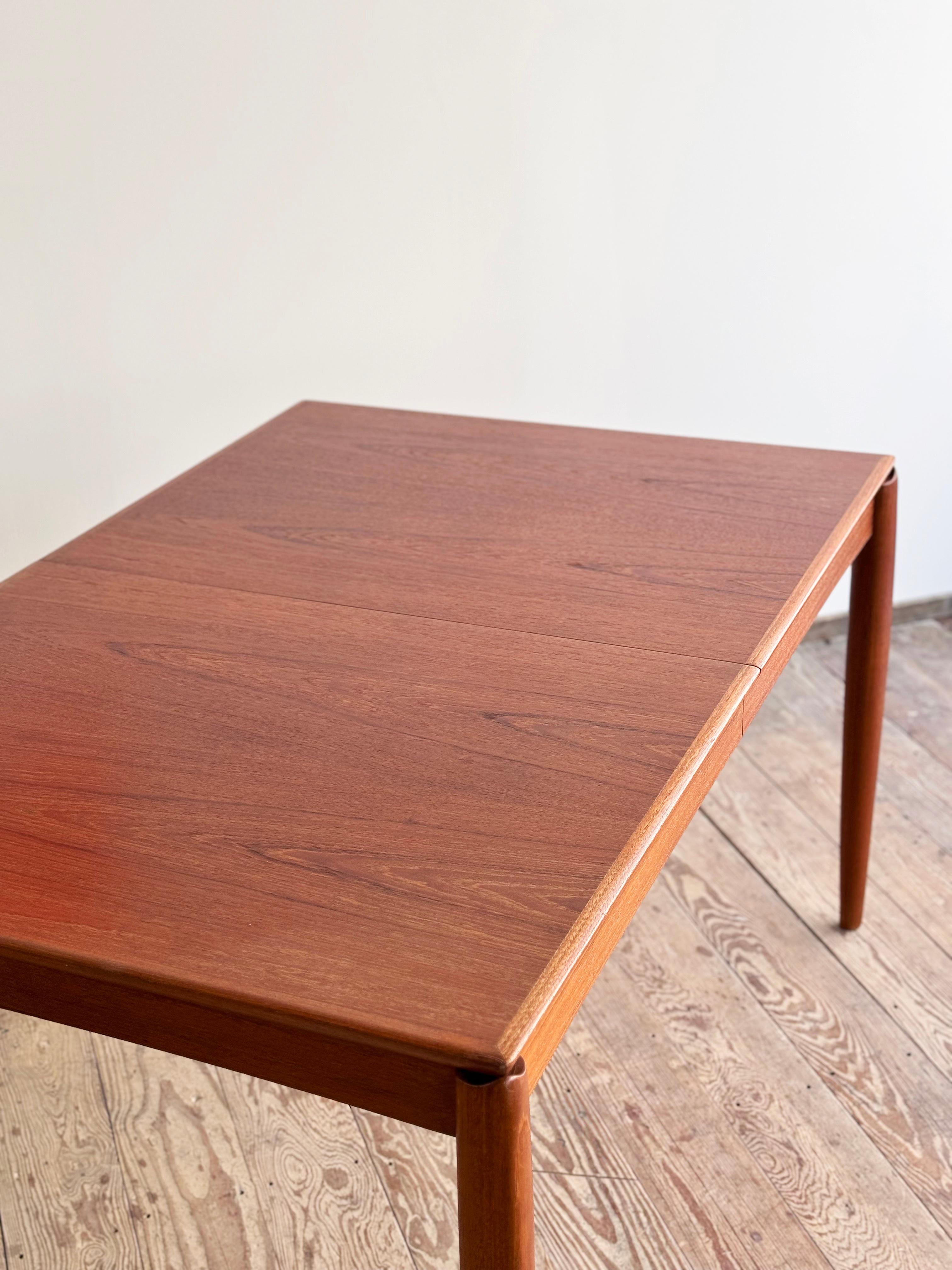 Mid-Century Extendable Teak Dining Table, Danish Design by H.W. Klein for Bramin For Sale 8