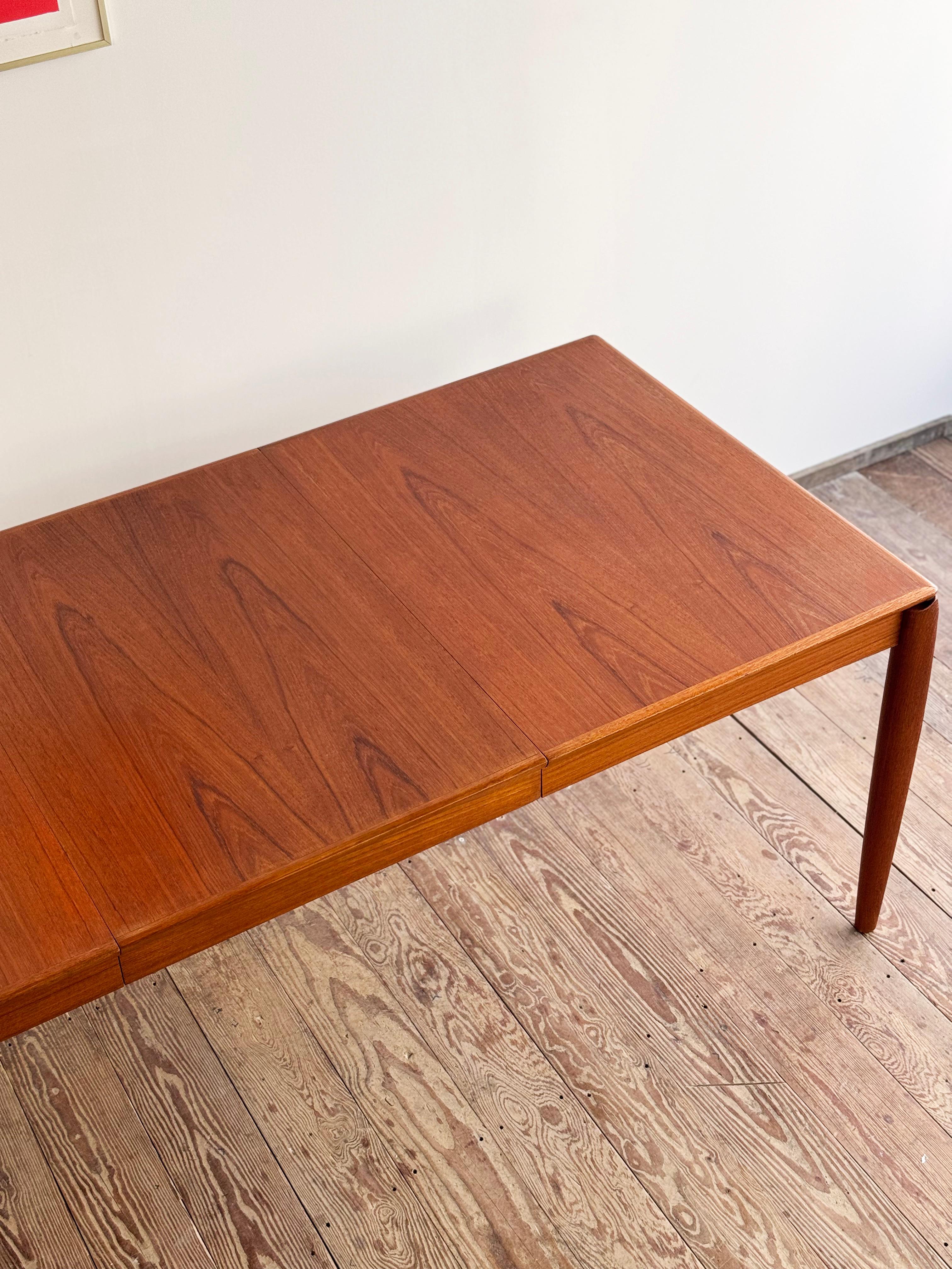 Mid-Century Extendable Teak Dining Table, Danish Design by H.W. Klein for Bramin For Sale 11