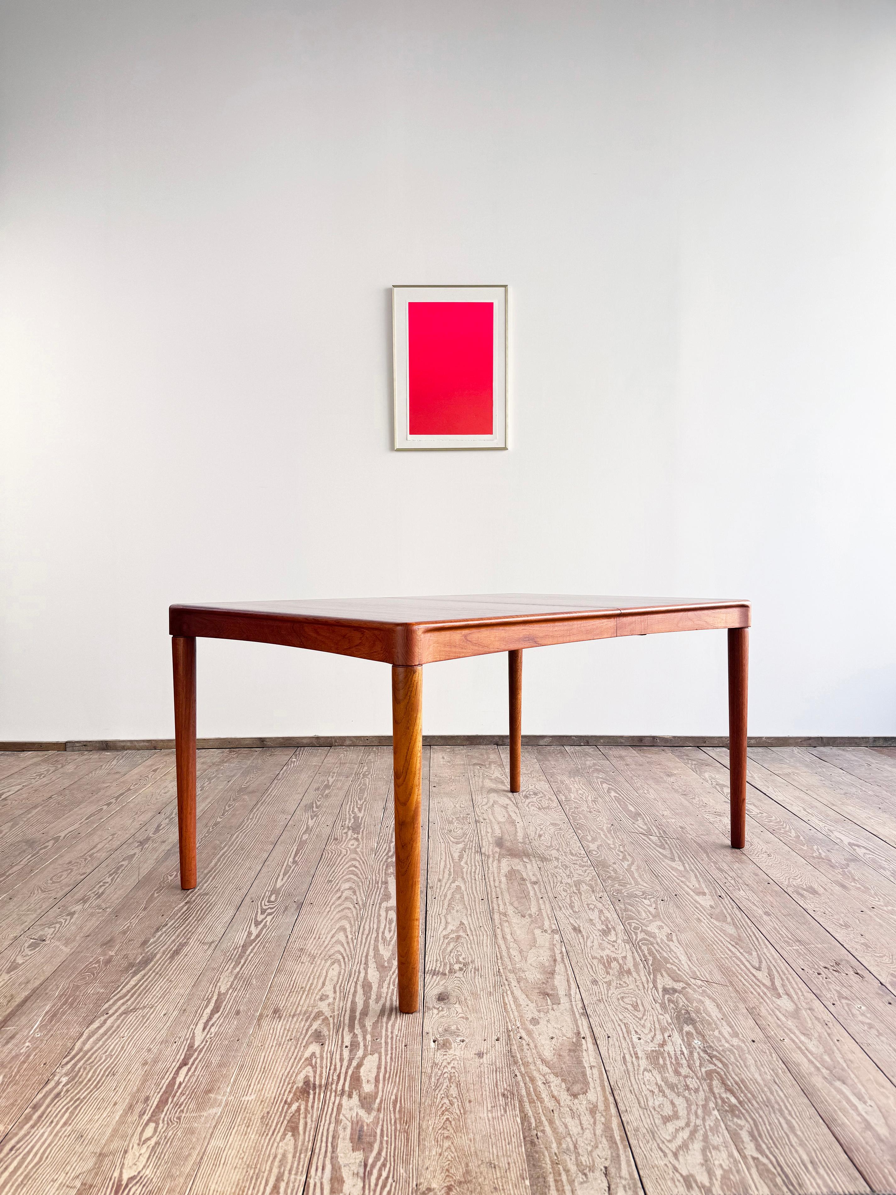Dimensions 135 / 195 x 90 x 74 cm (longueur / extension x largeur x hauteur)

Table de salle à manger élégante conçue par H.W. Klein et fabriqué au Danemark par Bramin. Cette table a des coins sculptés avec de belles veines de bois et de belles