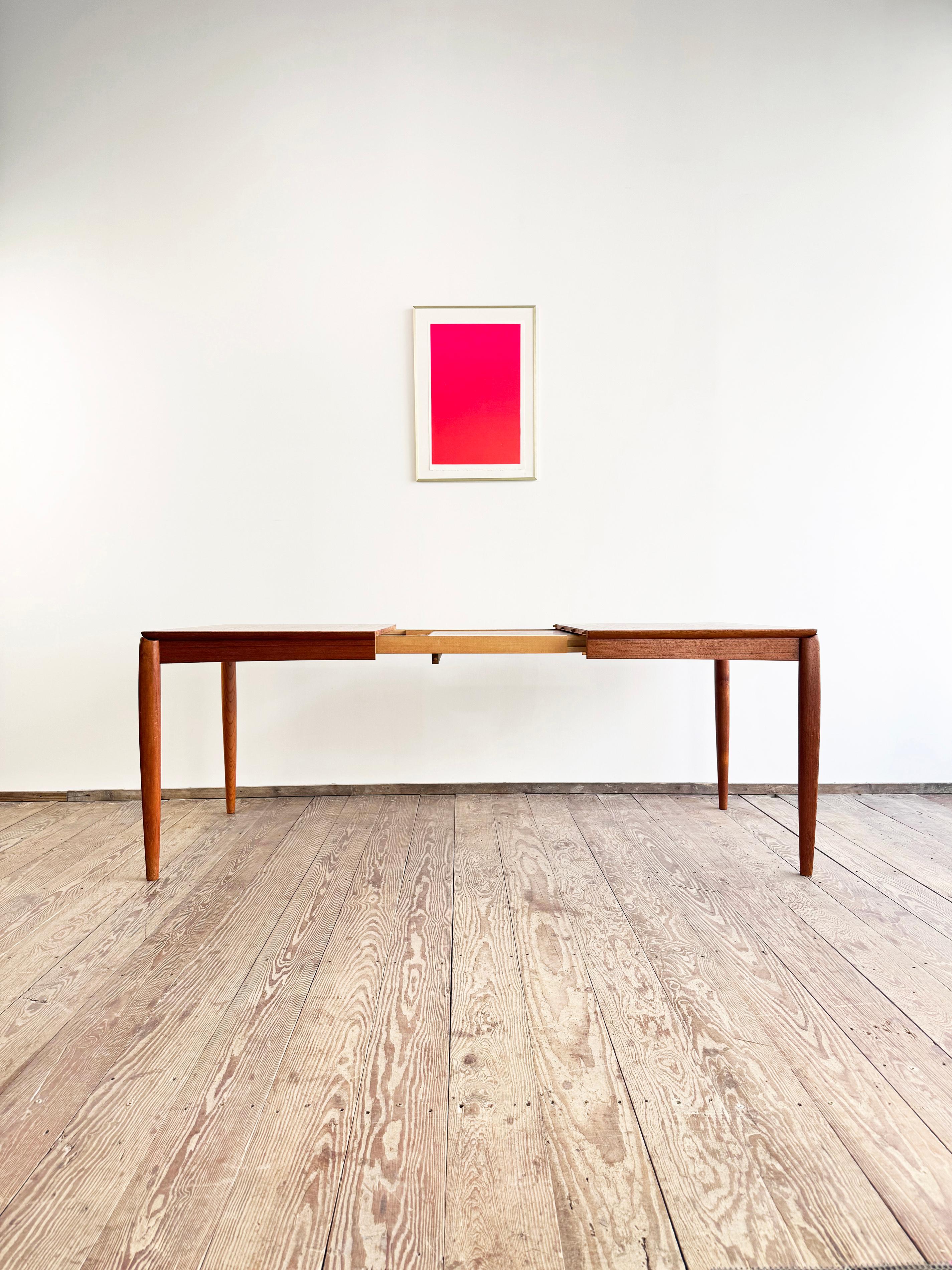 Mid-Century Extendable Teak Dining Table, Danish Design by H.W. Klein for Bramin In Excellent Condition For Sale In München, Bavaria