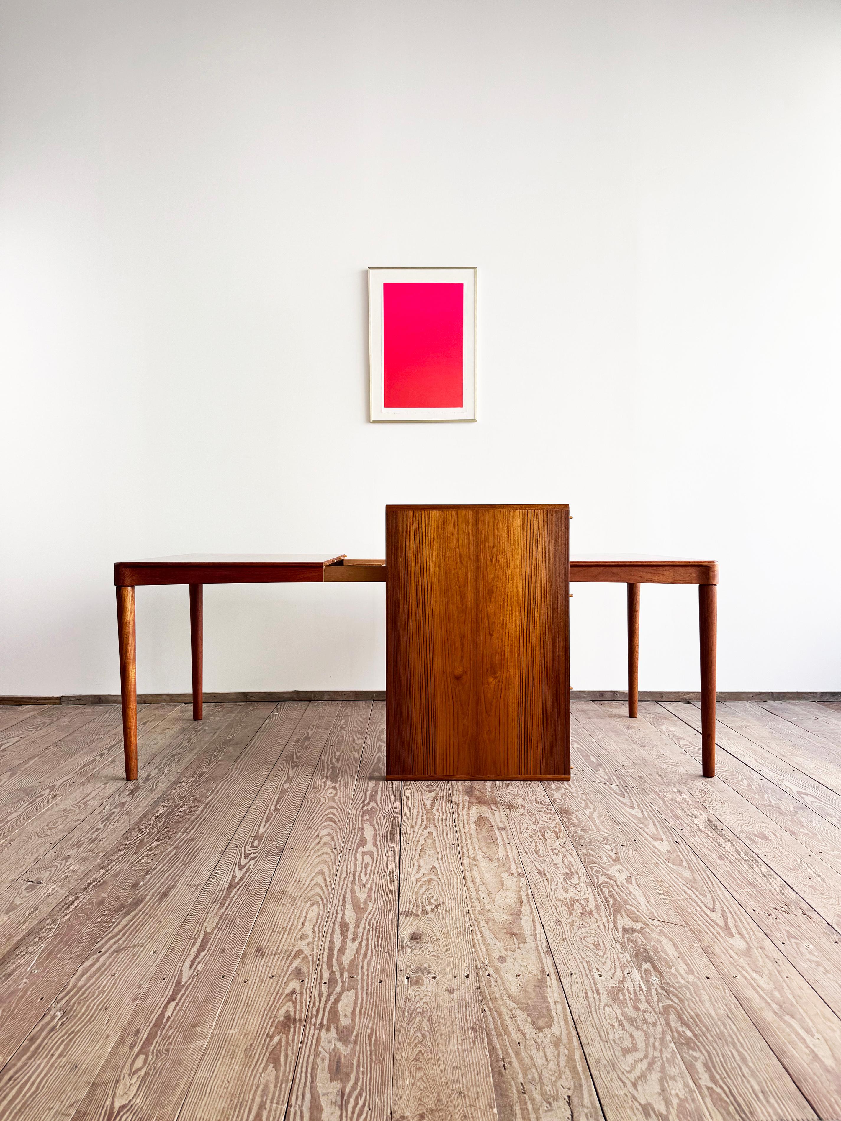 Teck Table de salle à manger à rallonge du milieu du siècle dernier, design danois par H.W. Klein pour Bramin en vente