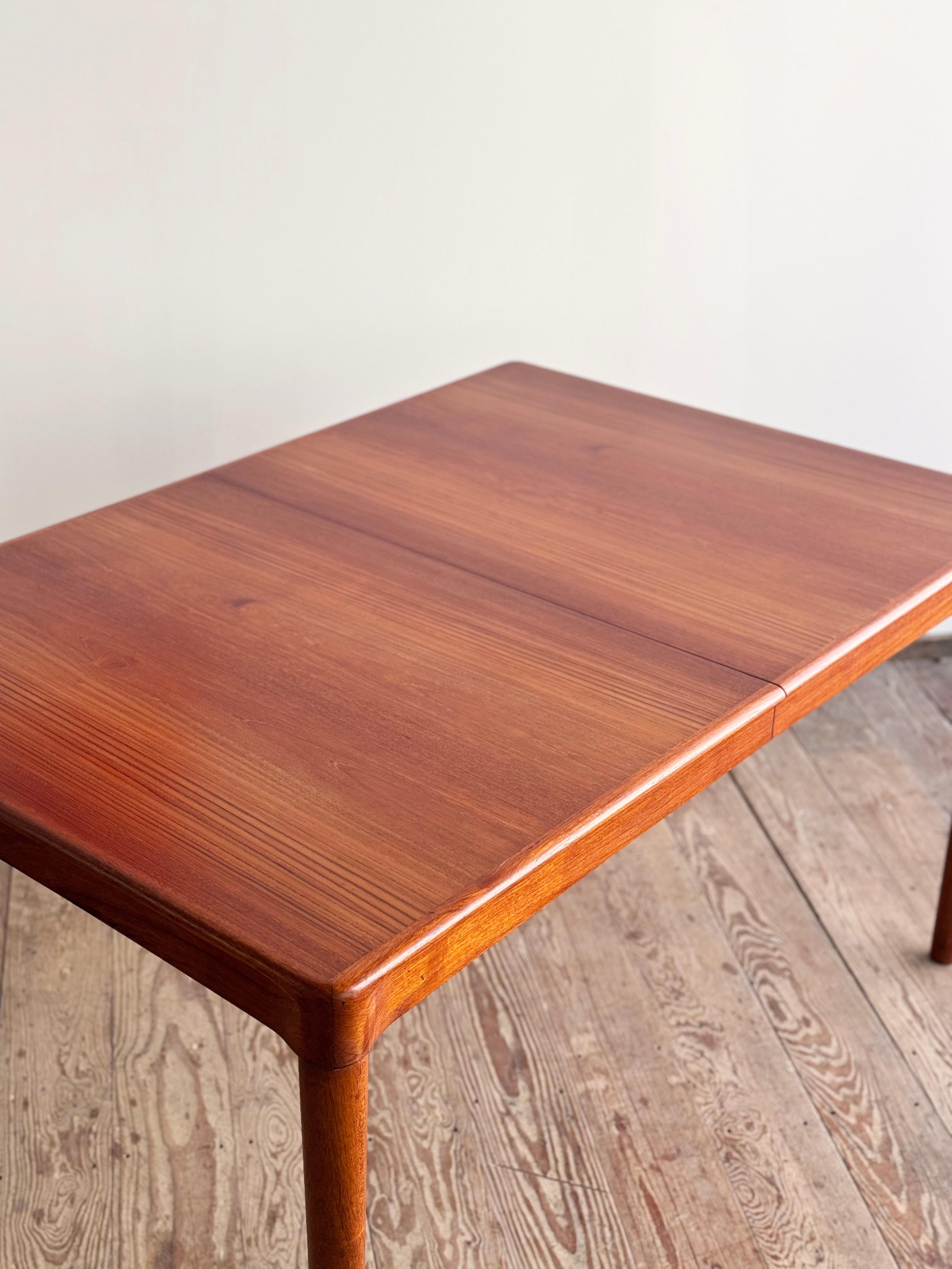 Table de salle à manger à rallonge du milieu du siècle dernier, design danois par H.W. Klein pour Bramin en vente 1