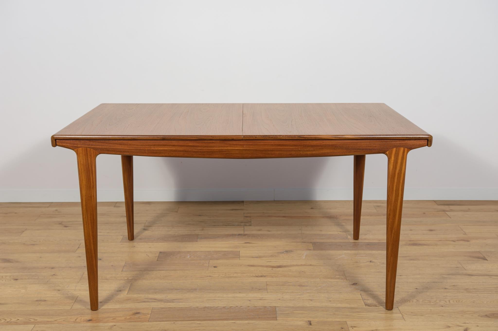 Dieser Esstisch aus Teakholz wurde in den 1960er Jahren von Younger Ltd. in Großbritannien hergestellt. Ein Teakholztisch mit einer leichten, erhabenen Form und hoher Tischlerarbeit. Er verfügt über einen Mechanismus, der es ermöglicht, den Tisch