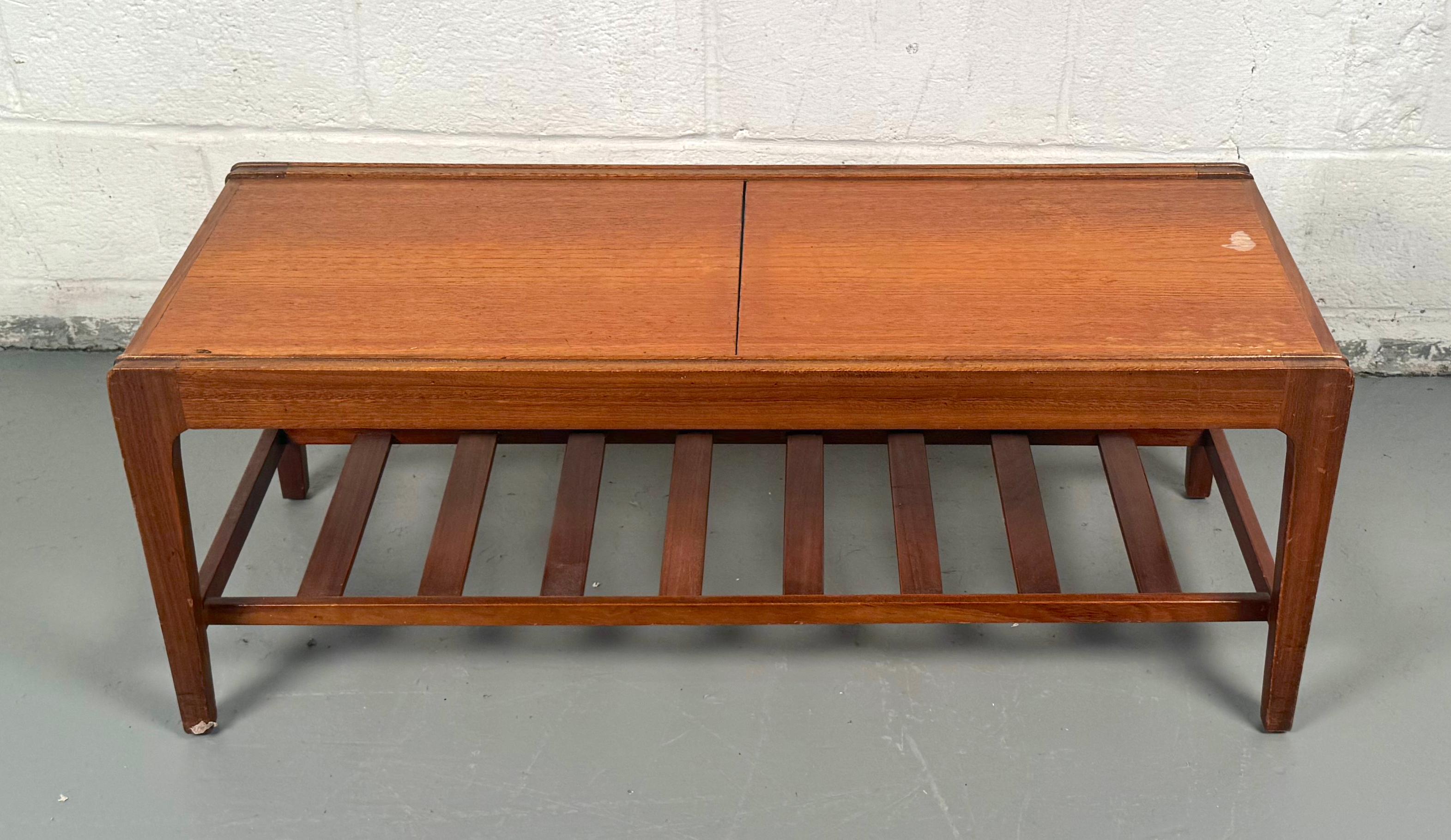 Mesa baja extensible de mediados de siglo de Remploy, con una cálida estructura de madera y un distintivo tablero con incrustaciones de azulejos. Combinando a la perfección forma y funcionalidad, esta pieza versátil es un tesoro de mediados de siglo