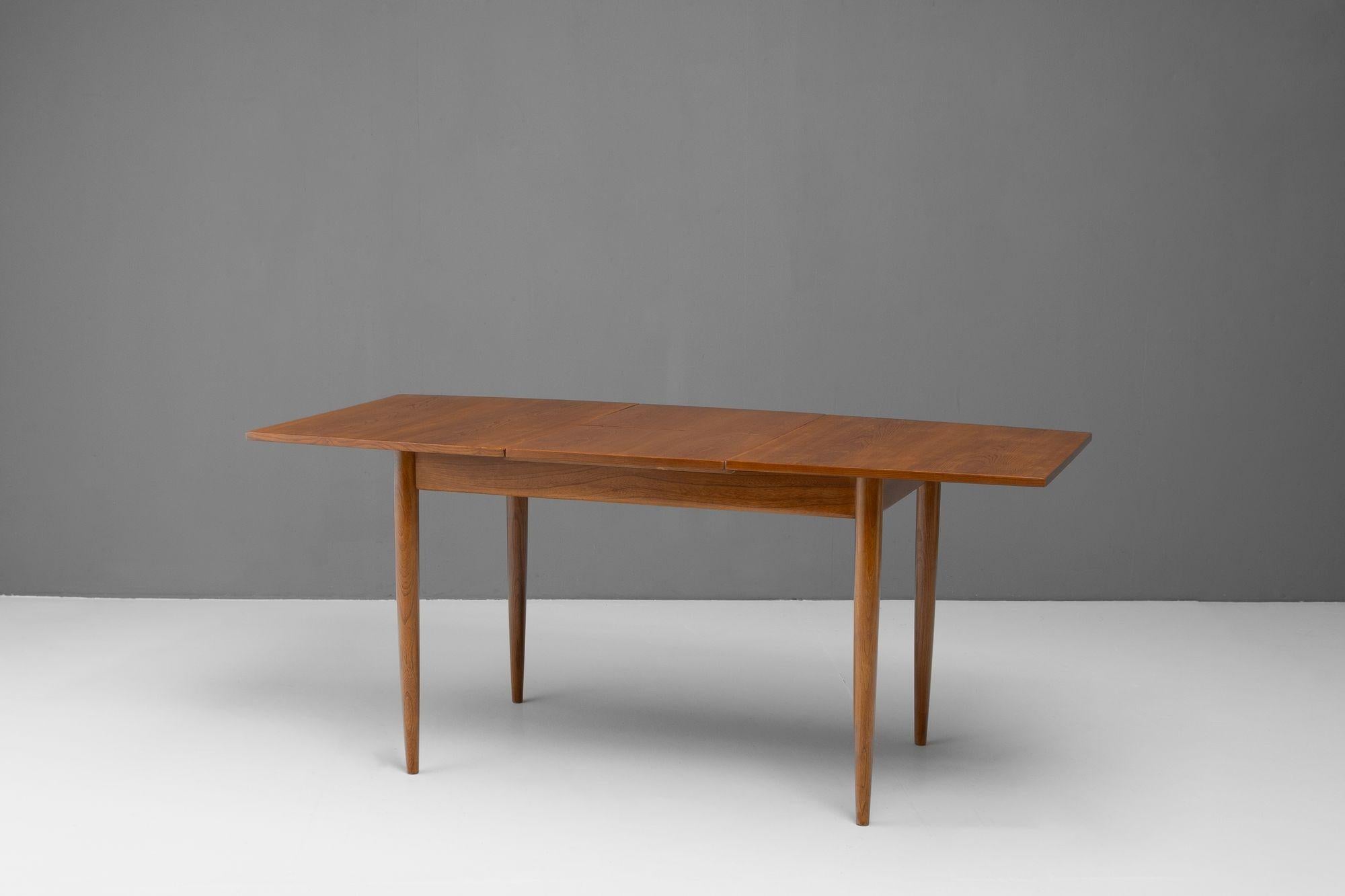 Milieu du XXe siècle Mid-Century Extending Dining Table en vente