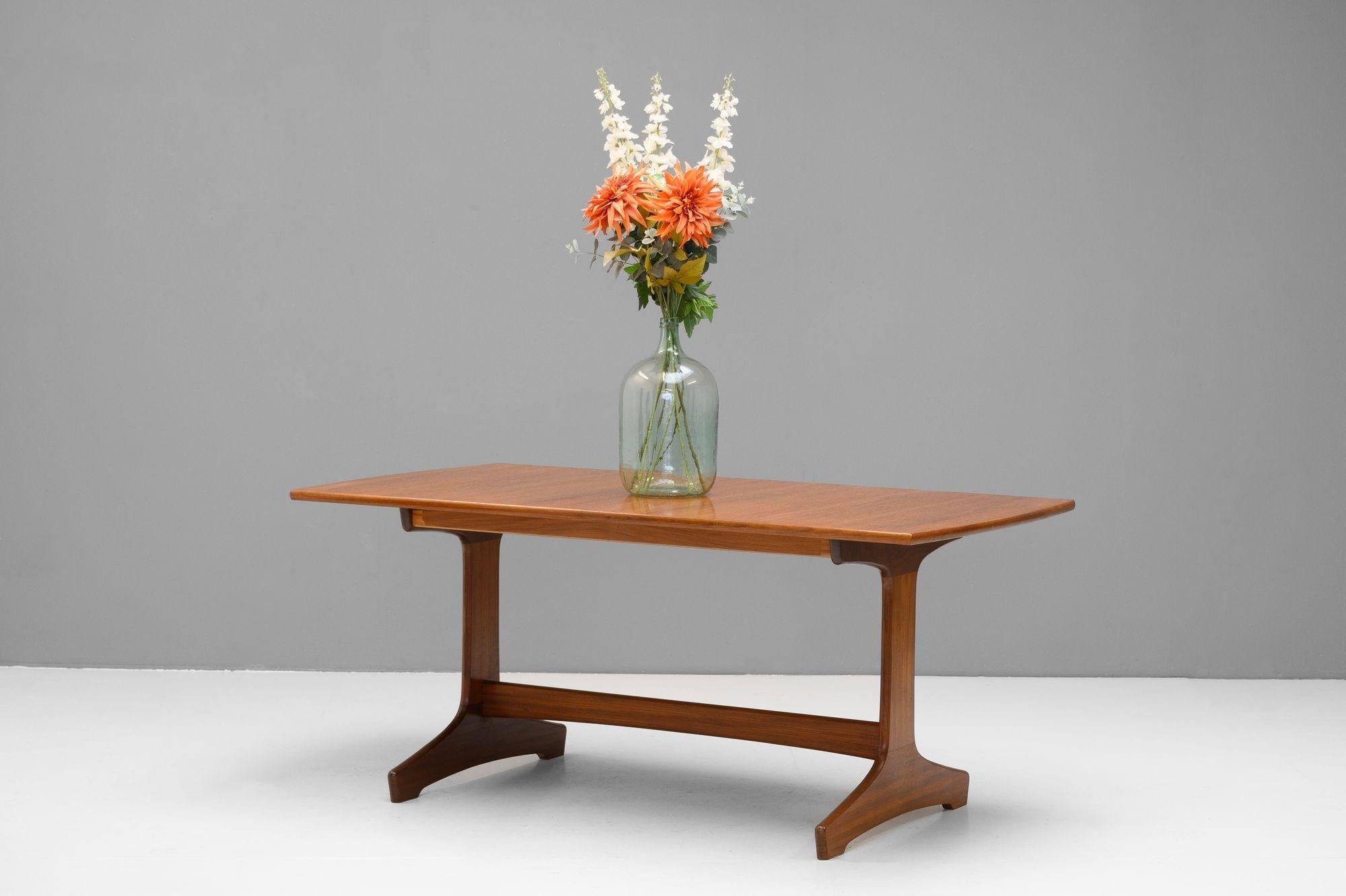 Extending teak dining table designed by Peter Hayward for Vanson. 6-8 seater with fold out leaf. U.K circa 1960.

H 71cm x W 163/193cm x D 87cm