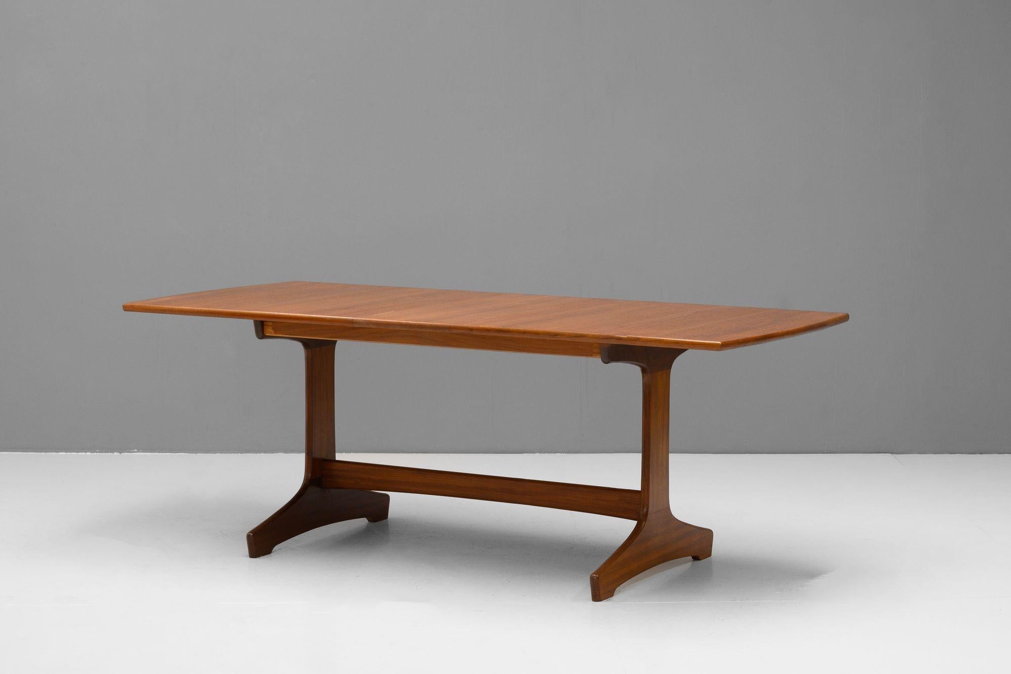Mid-Century Extending Table by Vanson In Good Condition For Sale In London, England