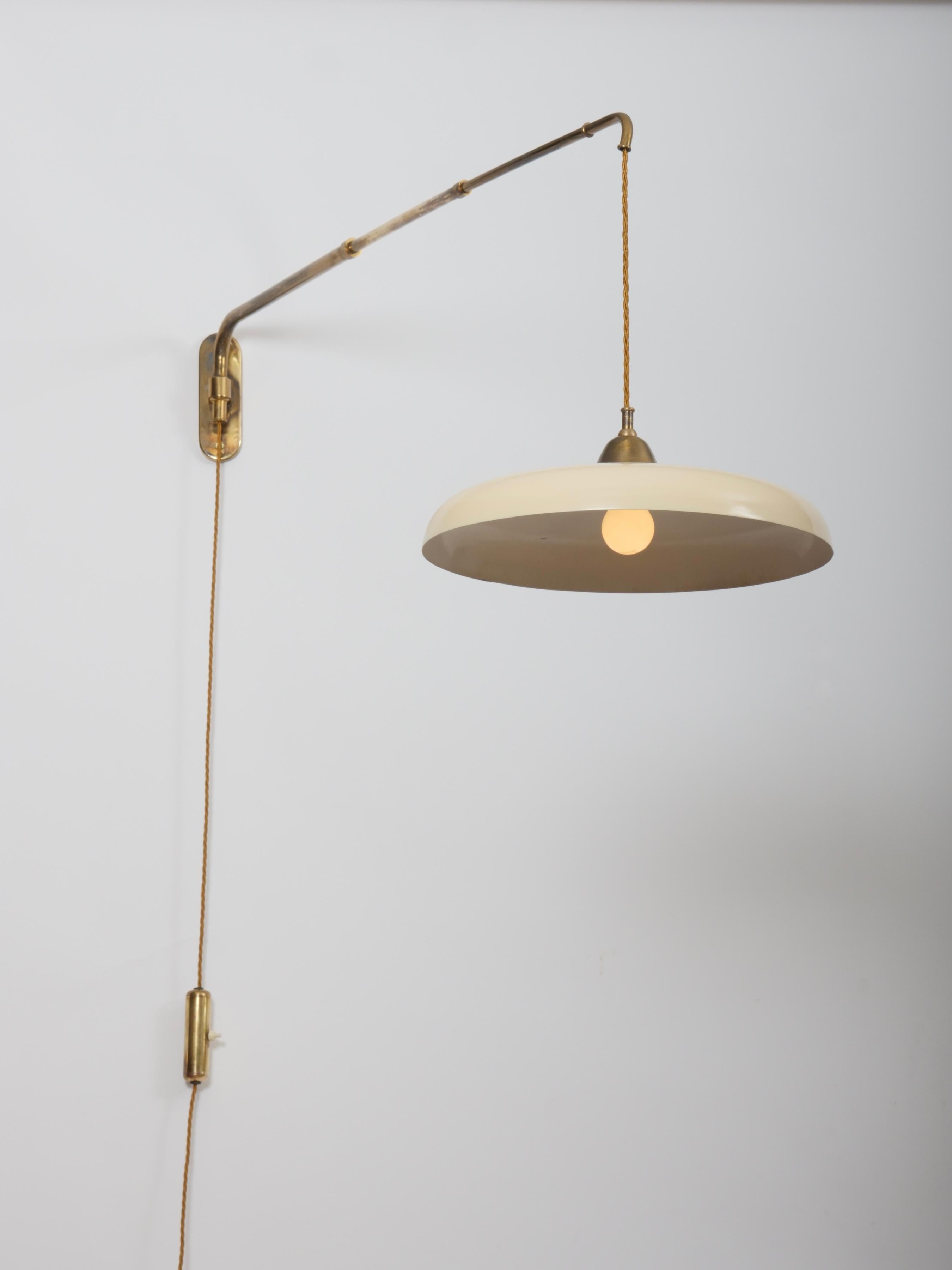 Applique à rallonge. Italie c1950
Laiton et aluminium peint avec interrupteur en laiton.


Dimensions
50