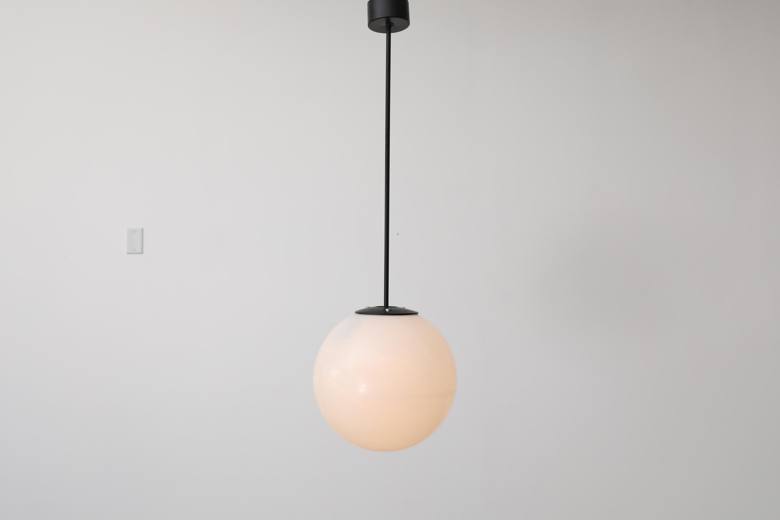 Mid-Century Modern Lampe à suspension extra-large en acrylique du milieu du siècle dernier avec quincaillerie émaillée noire en vente