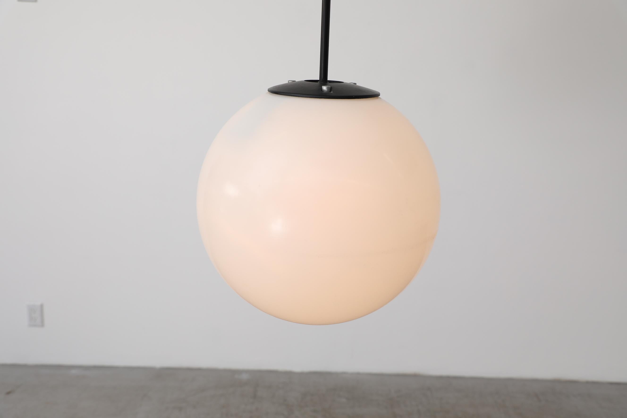 Néerlandais Lampe à suspension extra-large en acrylique du milieu du siècle dernier avec quincaillerie émaillée noire en vente