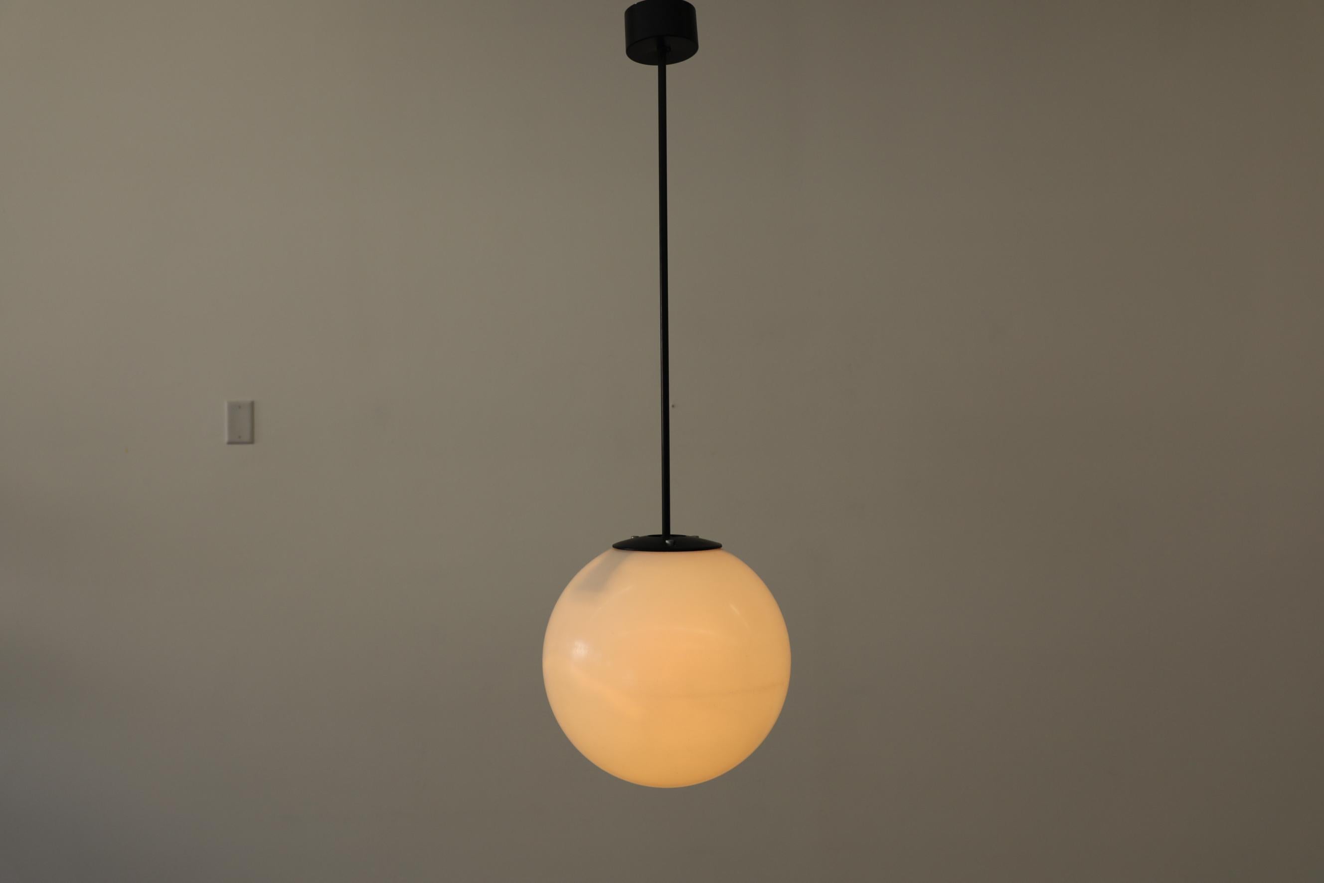 Acrylique Lampe à suspension extra-large en acrylique du milieu du siècle dernier avec quincaillerie émaillée noire en vente
