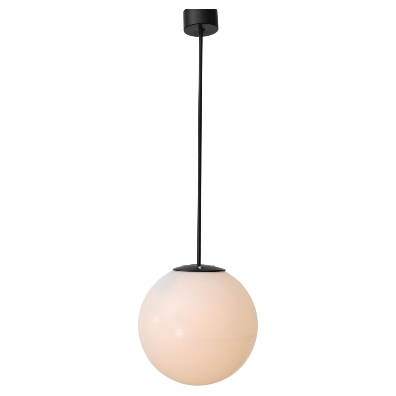 Lampe à suspension extra-large en acrylique du milieu du siècle dernier avec quincaillerie émaillée noire en vente