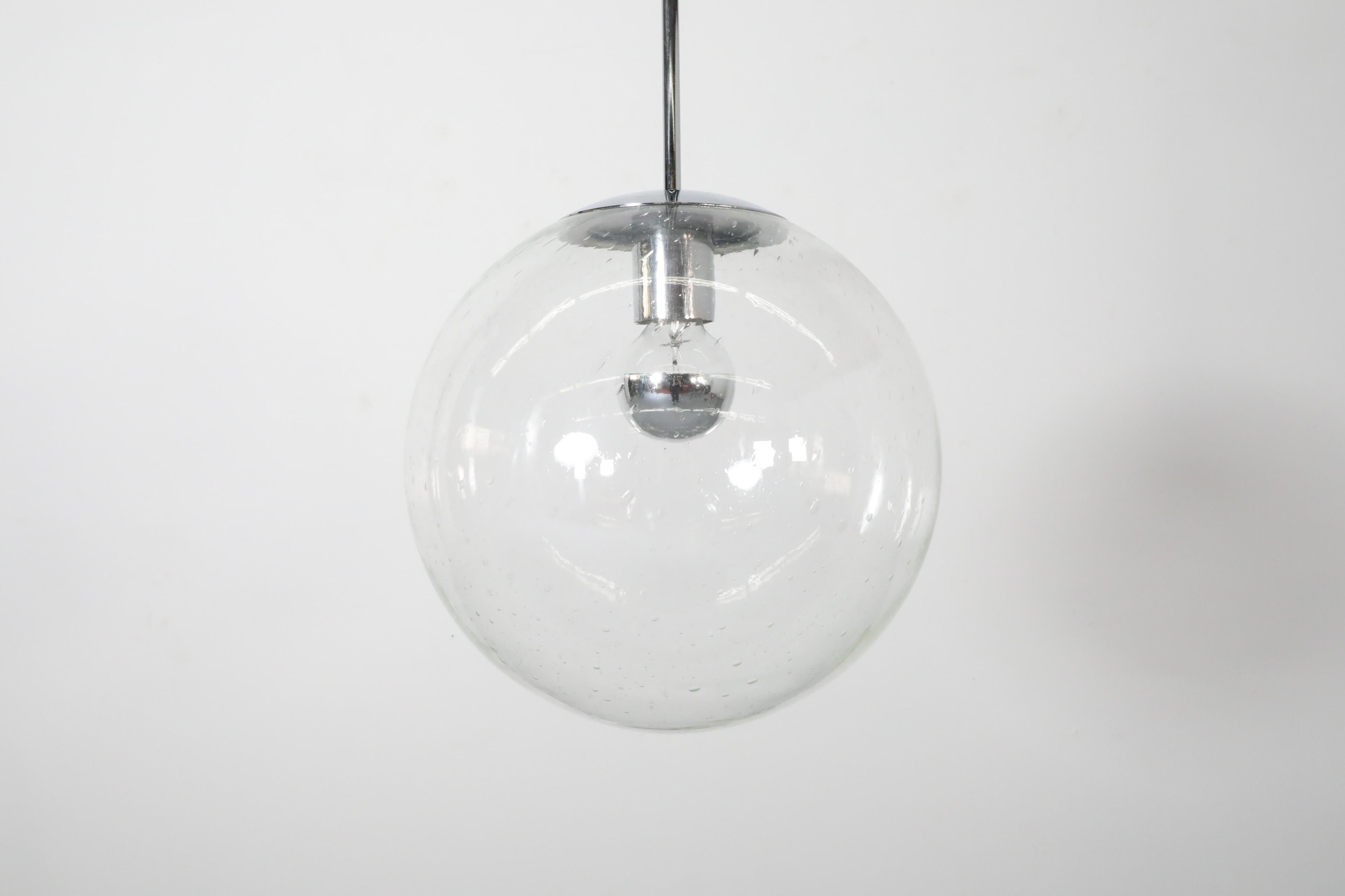 Milieu du XXe siècle Grande lampe suspendue RAAK en verre soufflé du milieu du siècle dernier en vente