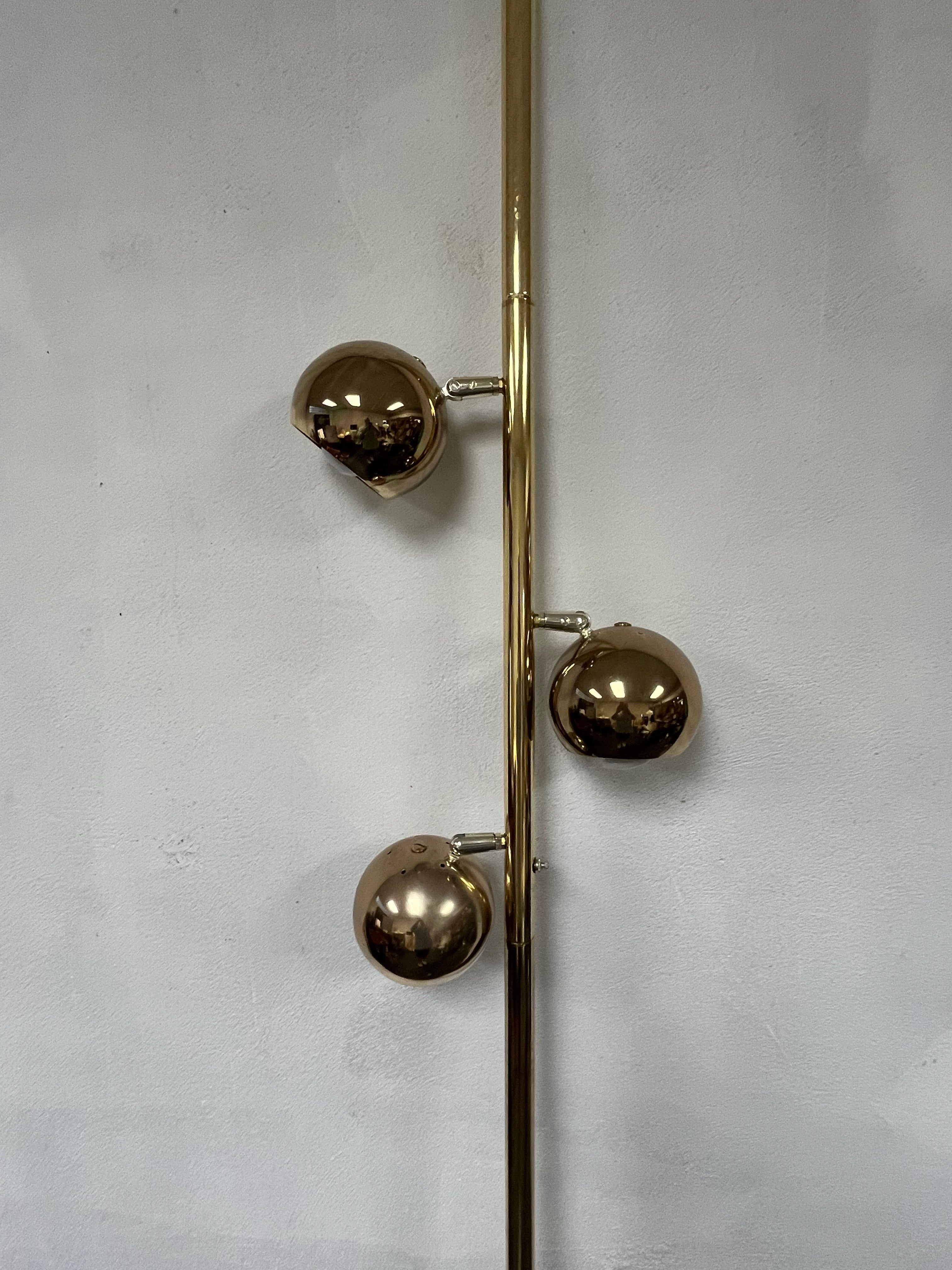Classica lampada a palo a tensione oculare della metà del secolo, alla maniera di Robert Sonneman. 3 paralumi oculari. ottone placcato. paralumi regolabili.  multifunzione per l'illuminazione d'atmosfera. Asta a molla in alto, fondo piatto.