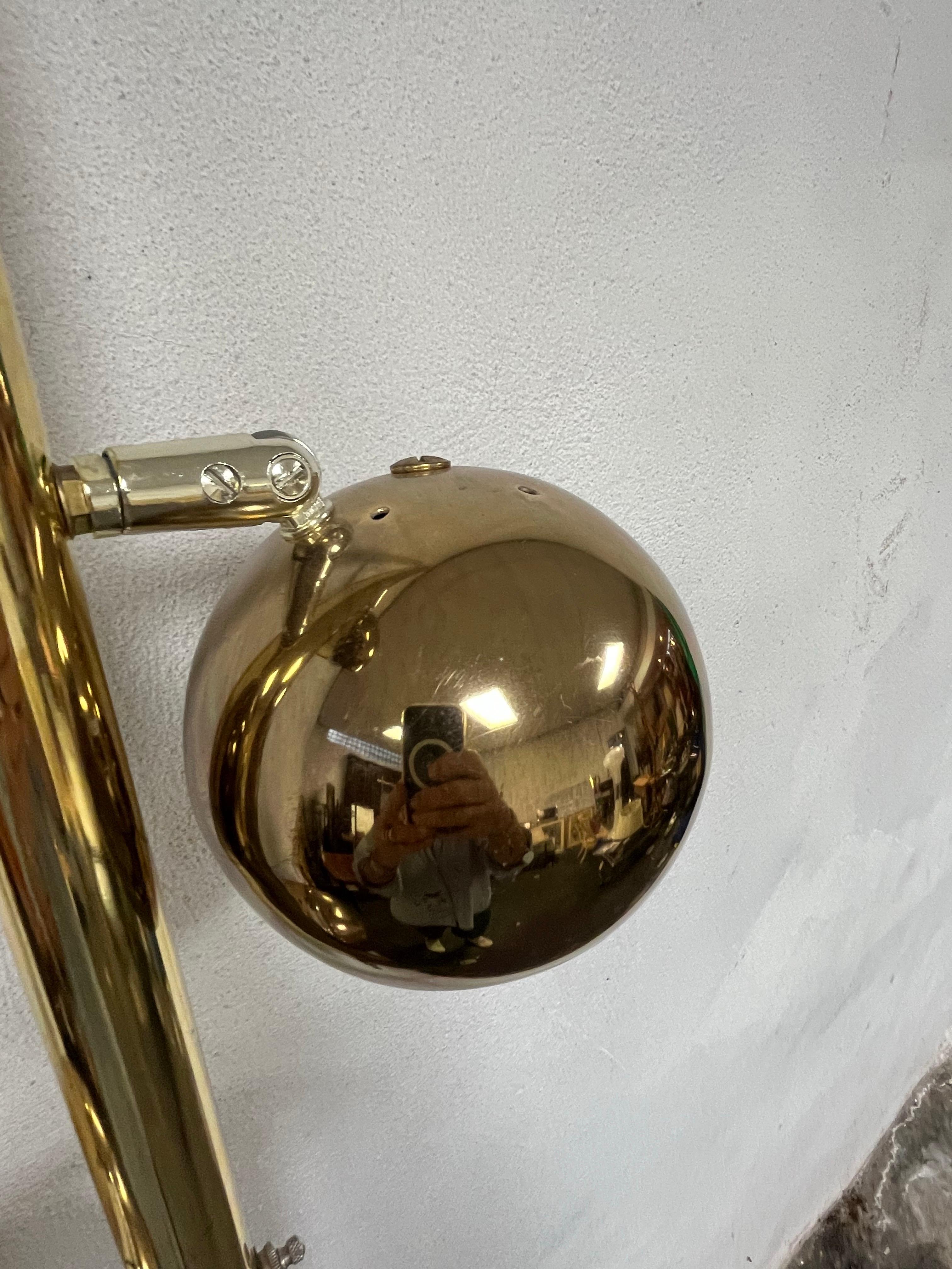 Mid-Century moderno Lampada a tensione a bulbo oculare di metà secolo, ottone in vendita