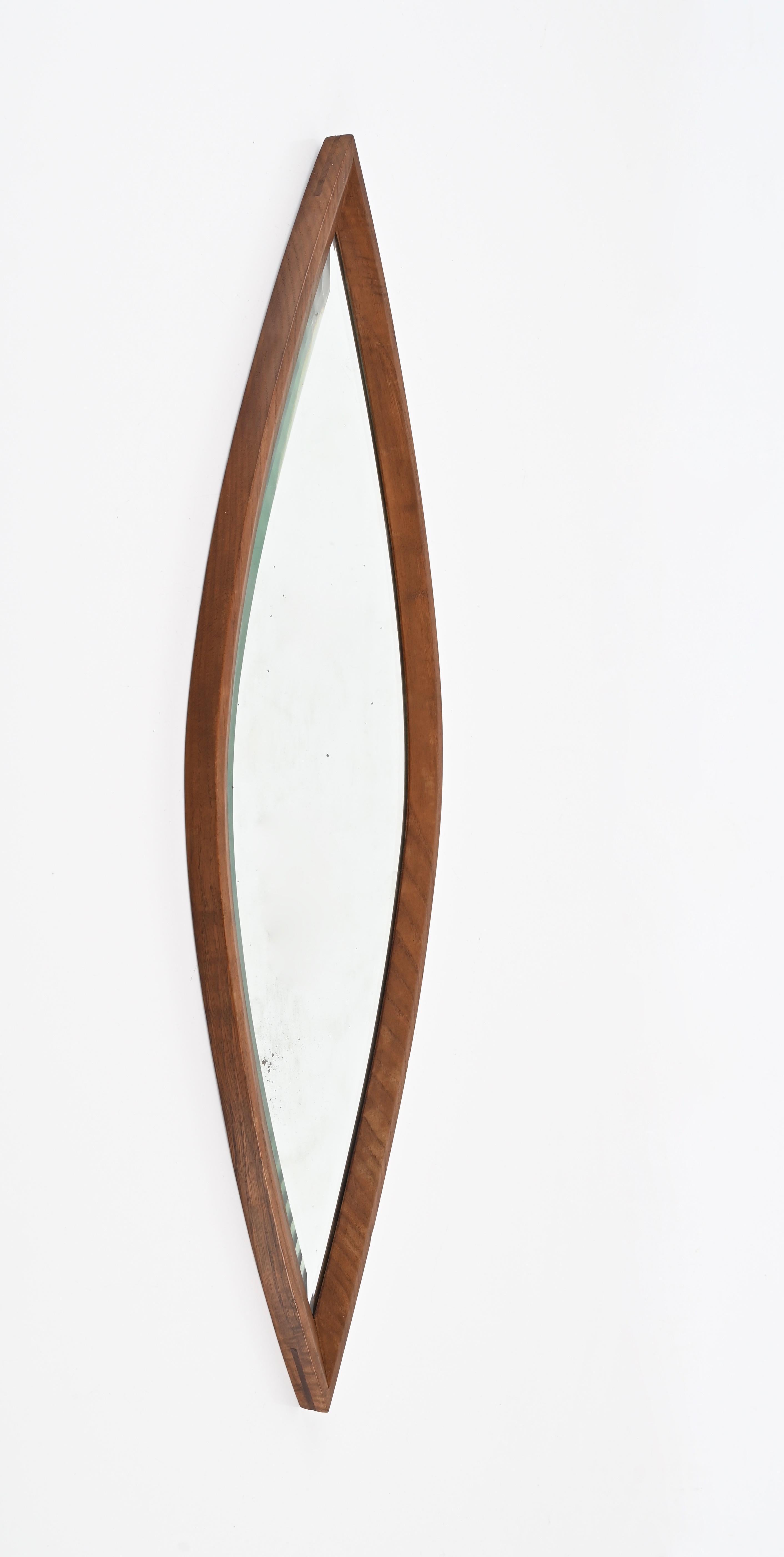 Mid-Century Eye-Shaped Wall Beveled Mirror, Walnut Frame, 1950s Italy  In Good Condition For Sale In Roma, IT