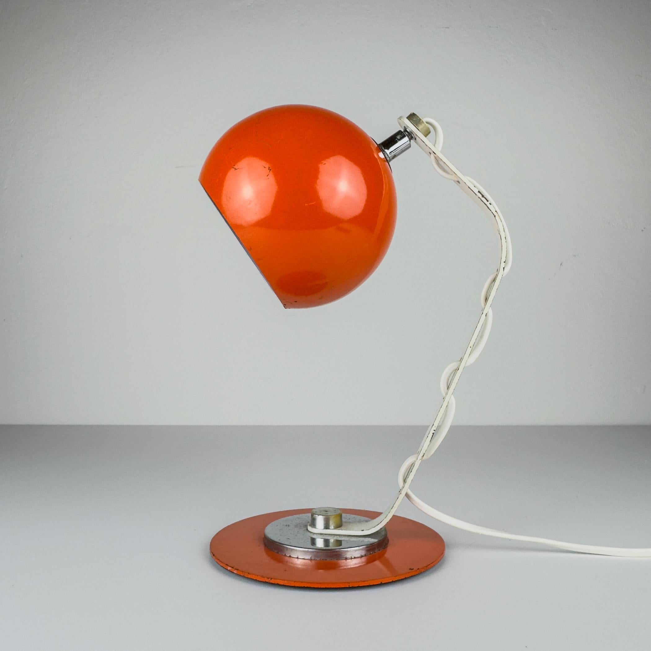 Schreibtischlampe aus der Mitte des Jahrhunderts, hergestellt in Italien in den 1970er Jahren.
Sehr guter Vintage-Zustand mit leichten Gebrauchsspuren.
Die Verkabelung wurde aus Sicherheitsgründen durch einen professionellen Elektriker