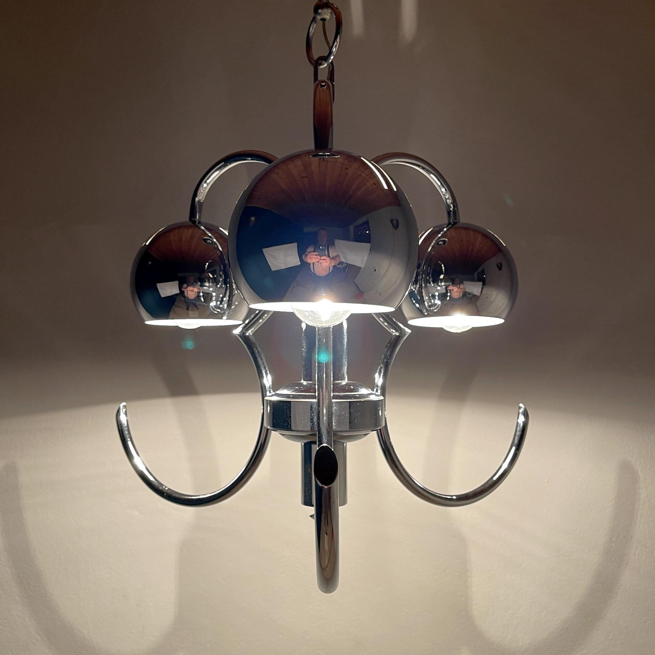 Mid-century eyeball silver pendant lamp made in Italy in the 1970s.
Very good vintage condition. Chrome is in excellent condition. Height with cable 60 cm. Requires three E27 bulbs.
The mid-century lamp is perfect for Italian modern, retro and