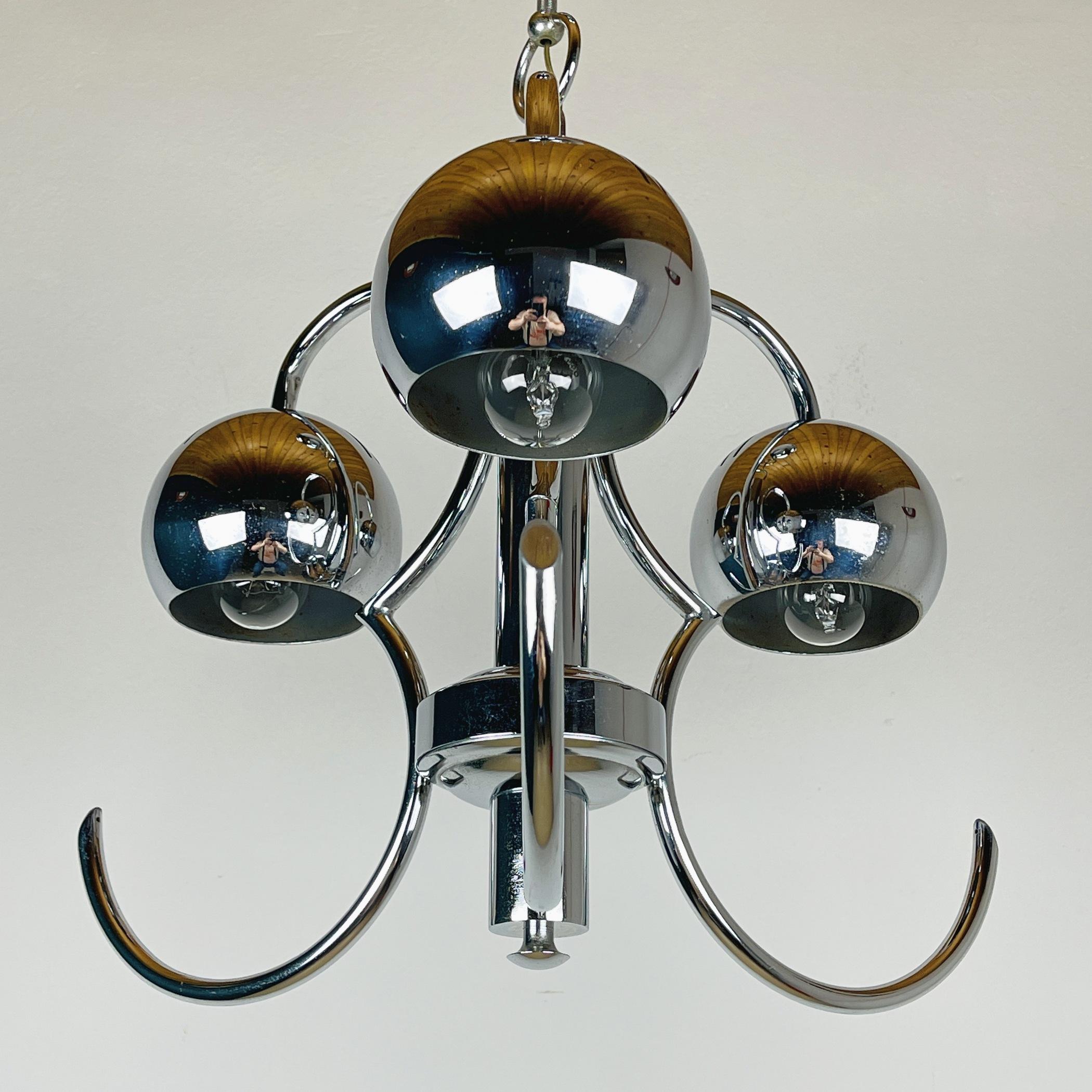 Lampe à suspension oeil de boule en argent du milieu du siècle, Italie, 1970 Bon état - En vente à Miklavž Pri Taboru, SI