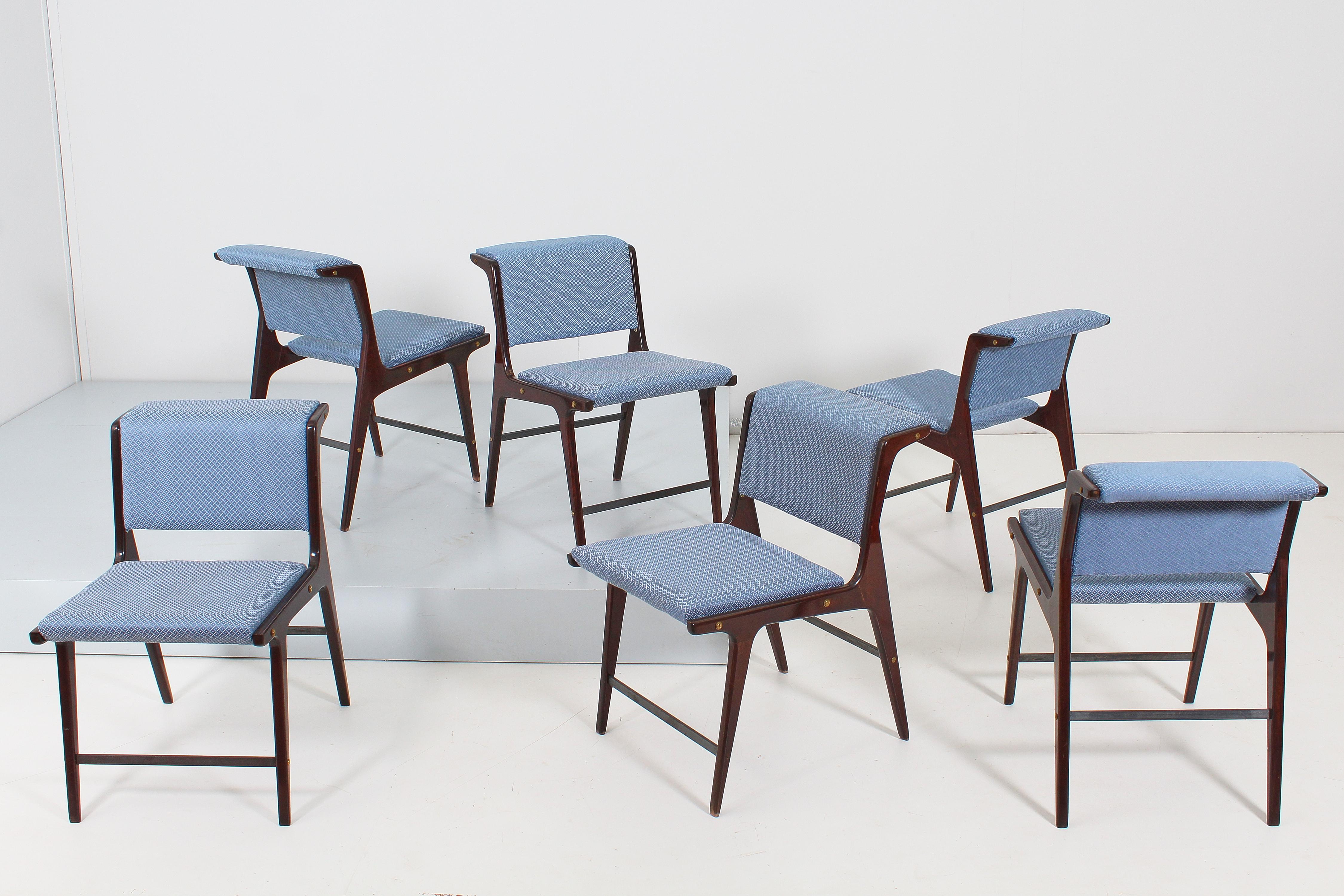 Rare and wonderful set of six chairs with a geometric design with a shaped wooden structure, continuous padding of the seat and back, upholstered in fine blue fabric with white geometric patterns. Elegant pointed legs, connected at the back by a