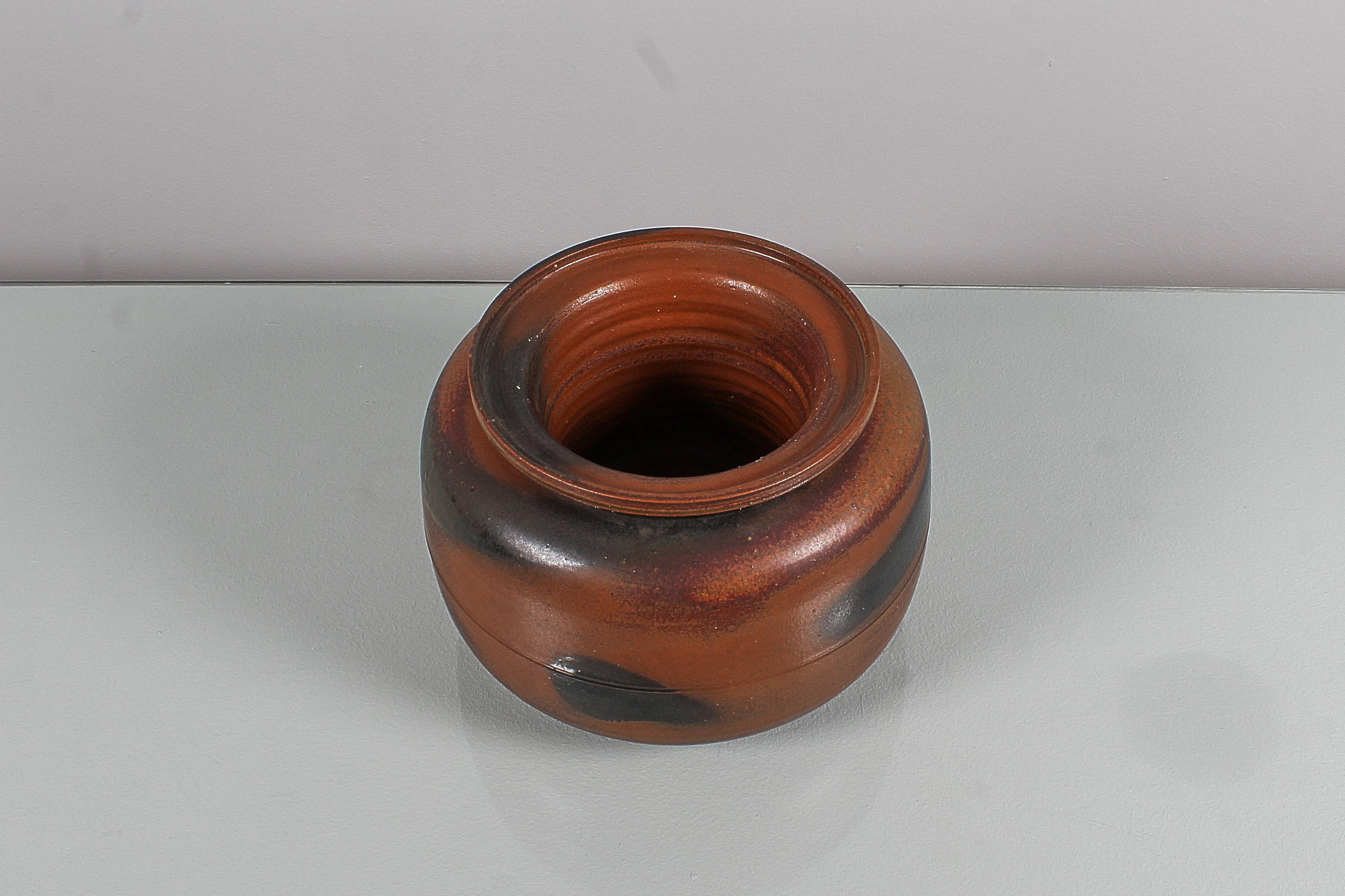 Beautiful cachepot-circular centerpiece with removable vase, in ceramic painted in shades of brown. By Franco Bucci, Laboratorio Pesaro (initials 