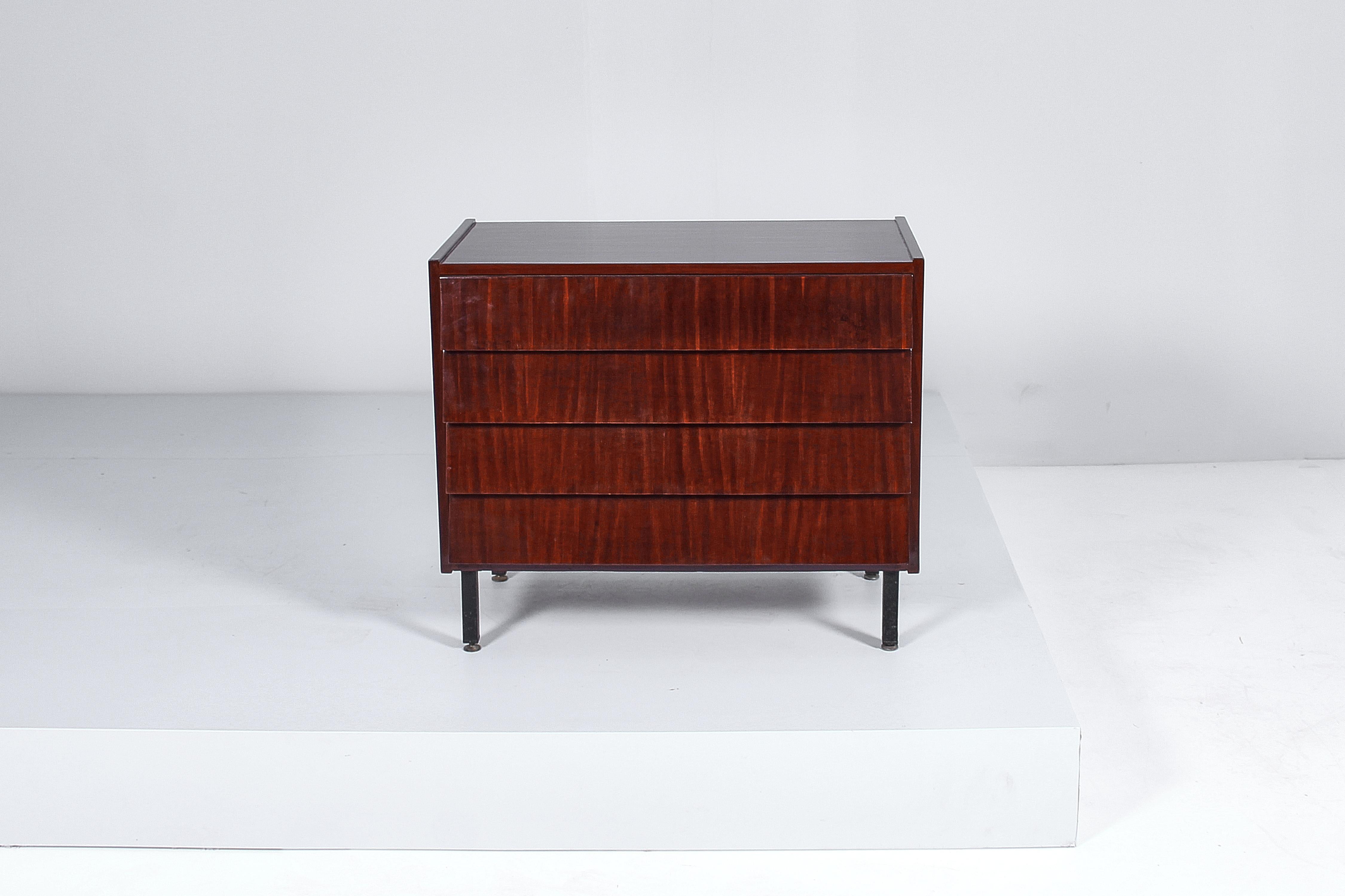 Elegant chest of drawers with four capacious drawers, with inclined fronts to facilitate opening. The recently restored piece of furniture, by Carlo Graffi for Home Torino, an Italian manufacture of the 1950s.
Wear consistent with age and use.