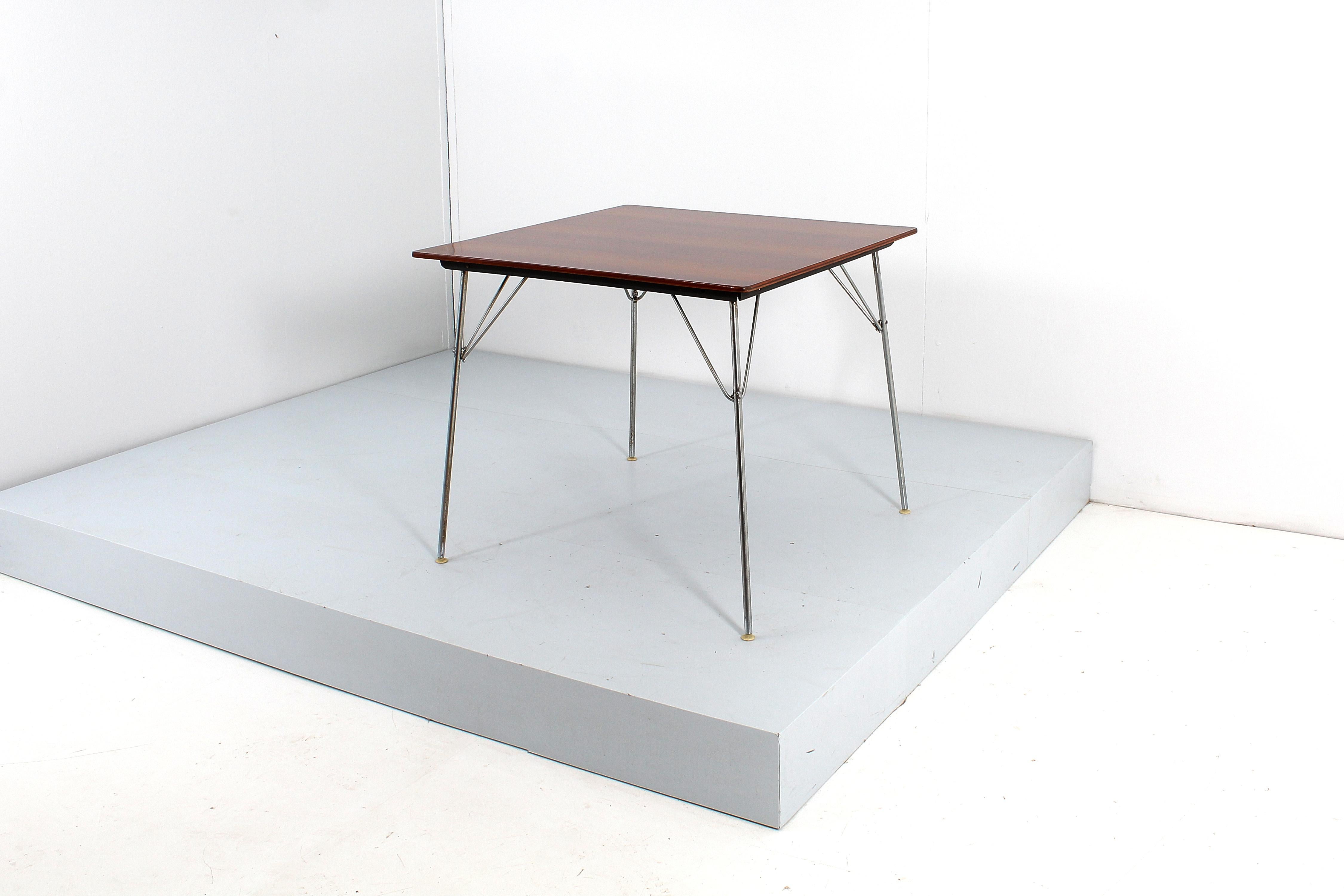 Stylish folding square table, with wooden top and four tubular feet in chromed metal, with fixing supports. Attributed to Florence Knoll for Knoll International, 1960s
Wear consistent with age and use.



