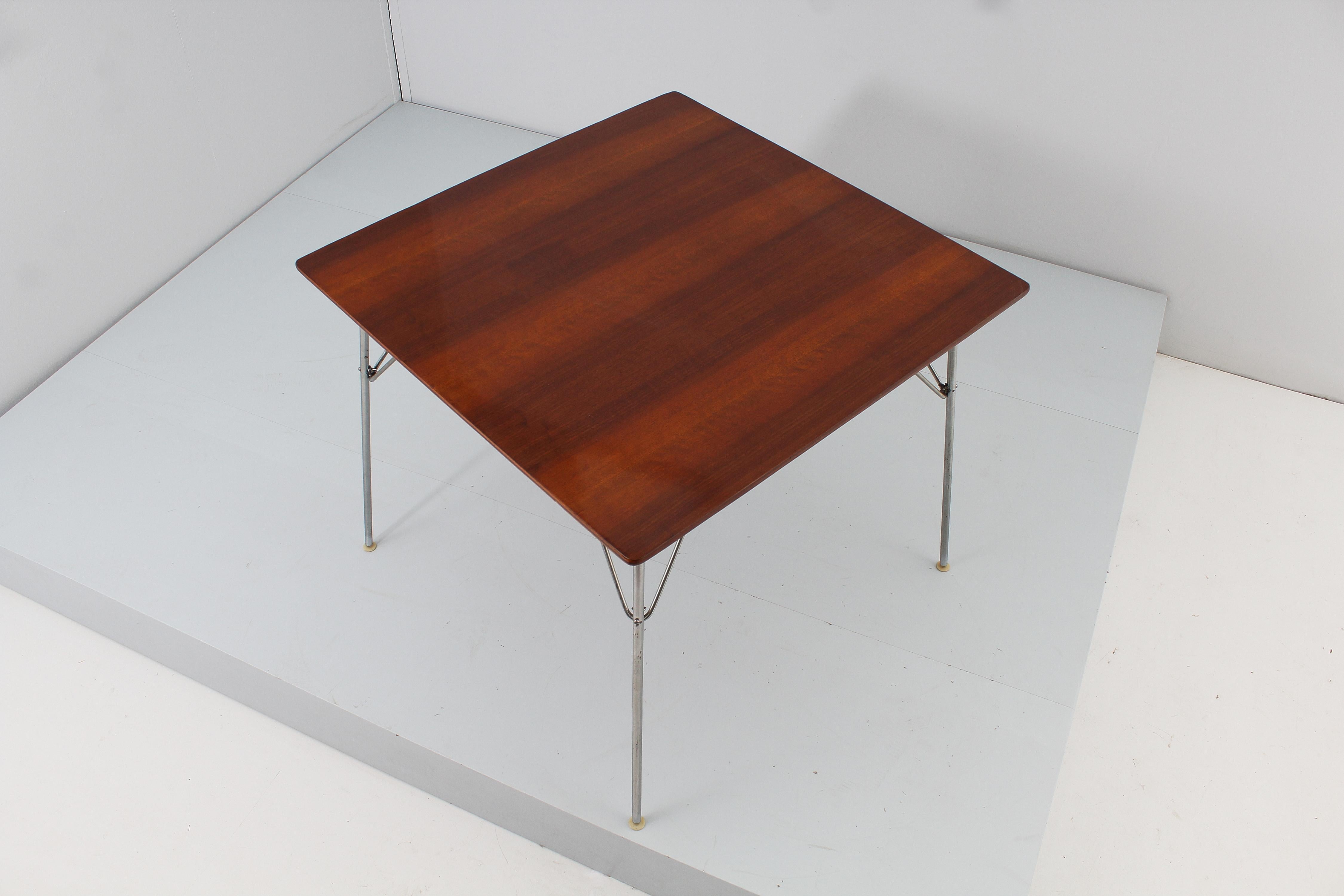 Midcentury F. Knoll for Knoll Int. Wooden Folding Square Table, Italy 60s For Sale 3