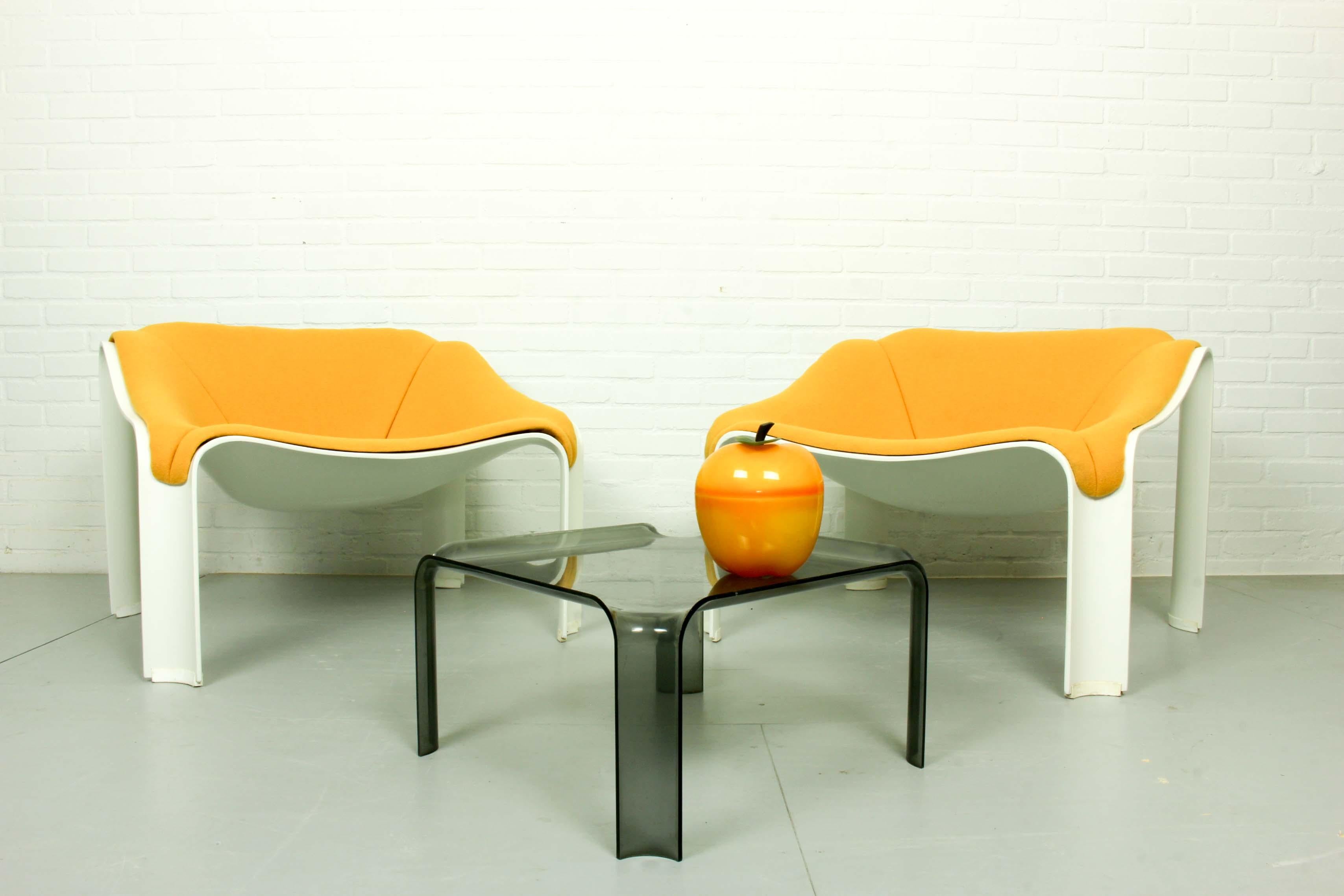 Set of 2 Mid-Century Modern lounge chairs F300 designed by Pierre Paulin for Artifort. Set is in good condition, with new foam and new Kvadrat Tonus upholstery. These lounge chairs were designed by Pierre Paulin in 1967 and is since 1984 out of