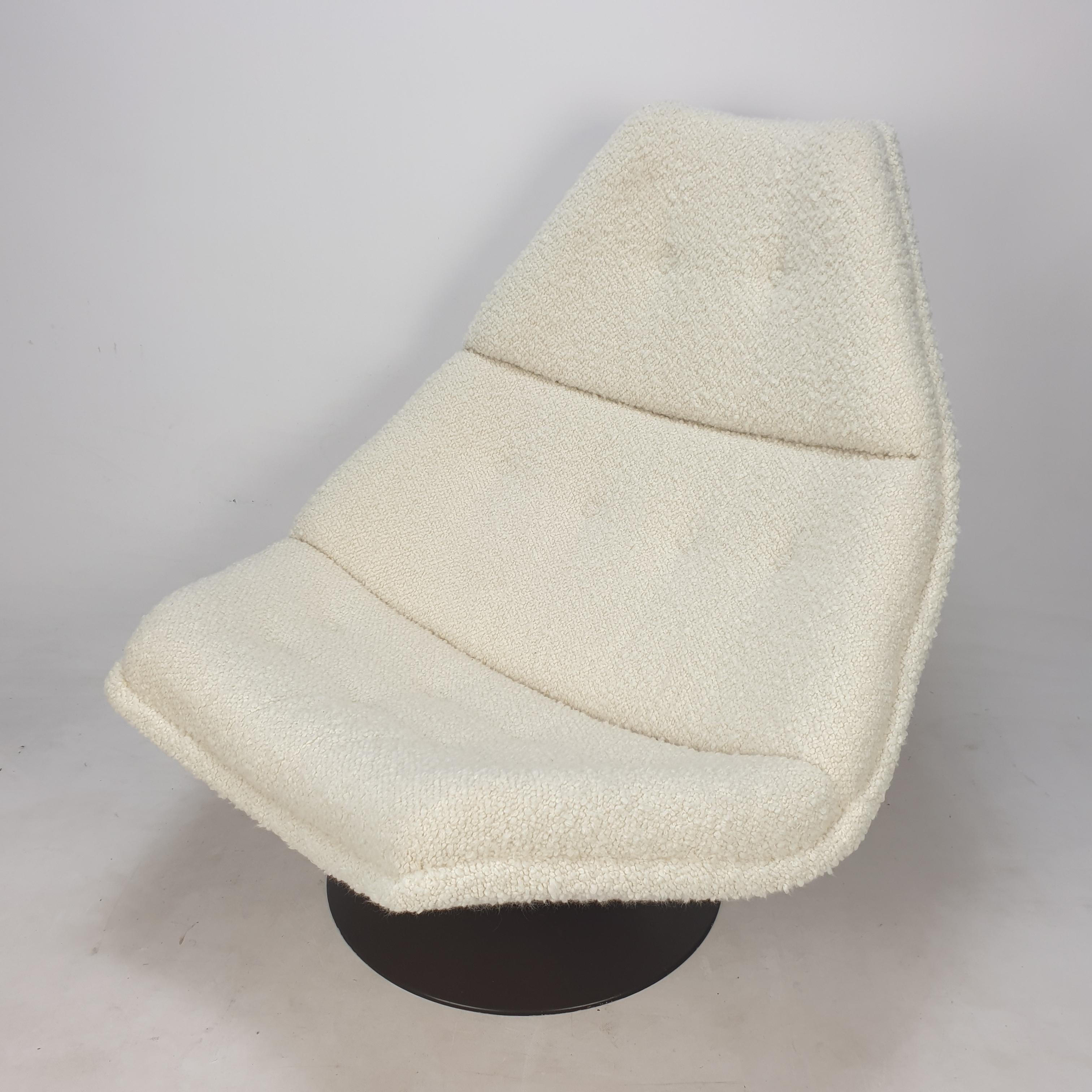 Sehr bequemer Artifort-Sessel. 
Entworfen von dem berühmten englischen Designer Geoffrey Harcourt in den 60er Jahren. 

Der Stuhl wurde gerade mit neuem Stoff und neuem Schaumstoff restauriert.
Er ist mit sehr weichem italienischem Bouclé-Stoff