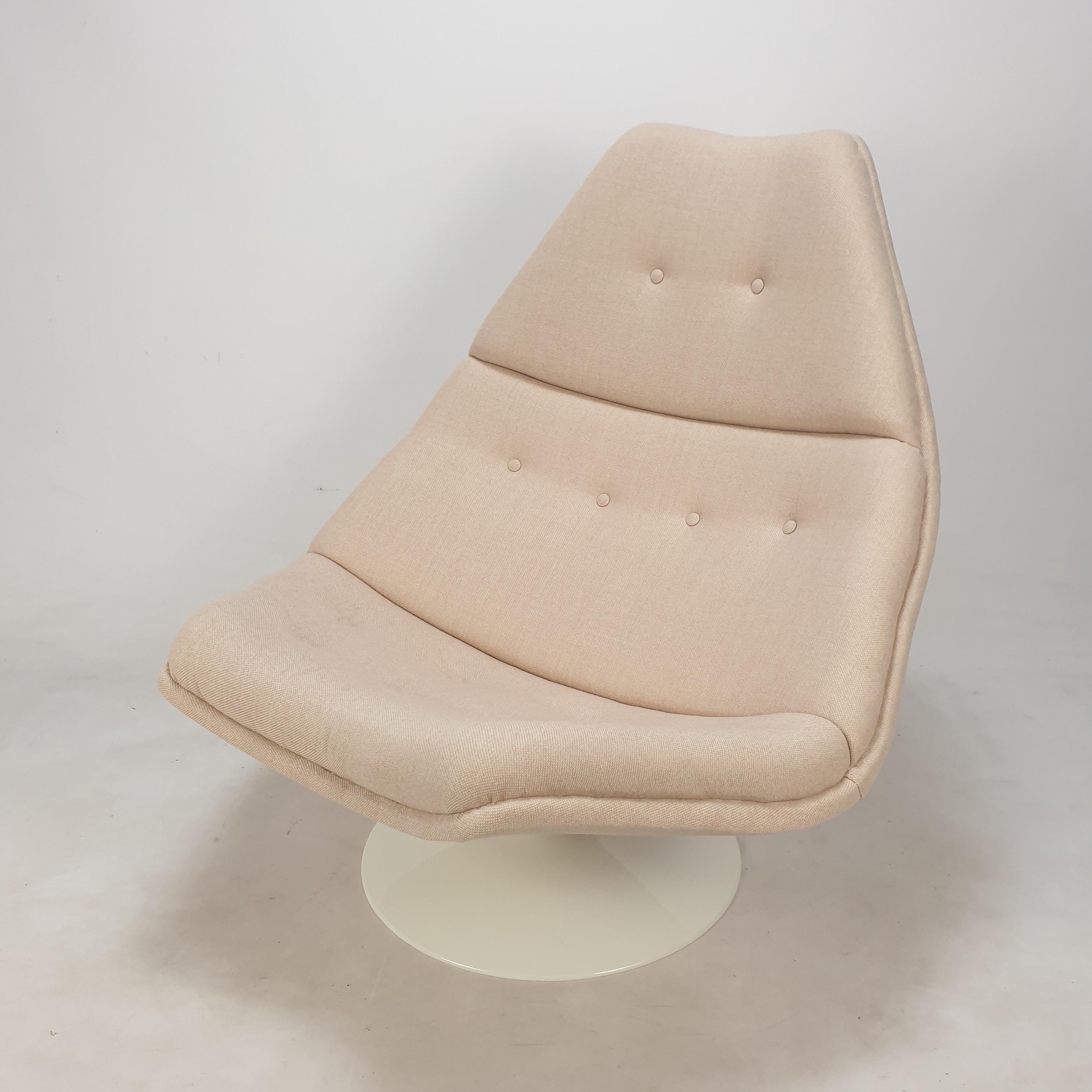 Very comfortable Artifort lounge chair. 
Designed by the famous English designer Geoffrey Harcourt in the 60's. 

The chair is just restored with new fabric and new foam.
It is reupholstered with very nice wool fabric.
The foot is