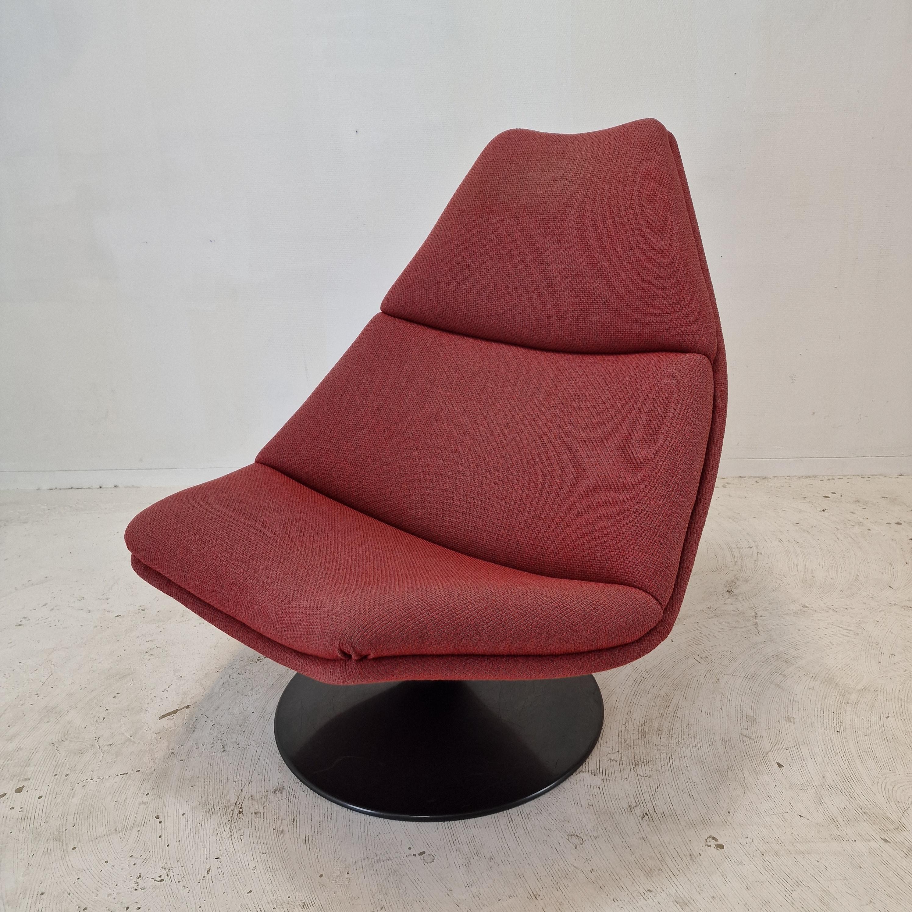 Very comfortable Artifort F510 lounge chair. 
Designed by the famous English designer Geoffrey Harcourt in the 70's. 

Very solid wooden frame with a large pivoting metal foot.

The chair has the original high quality wool fabric, color red.
The