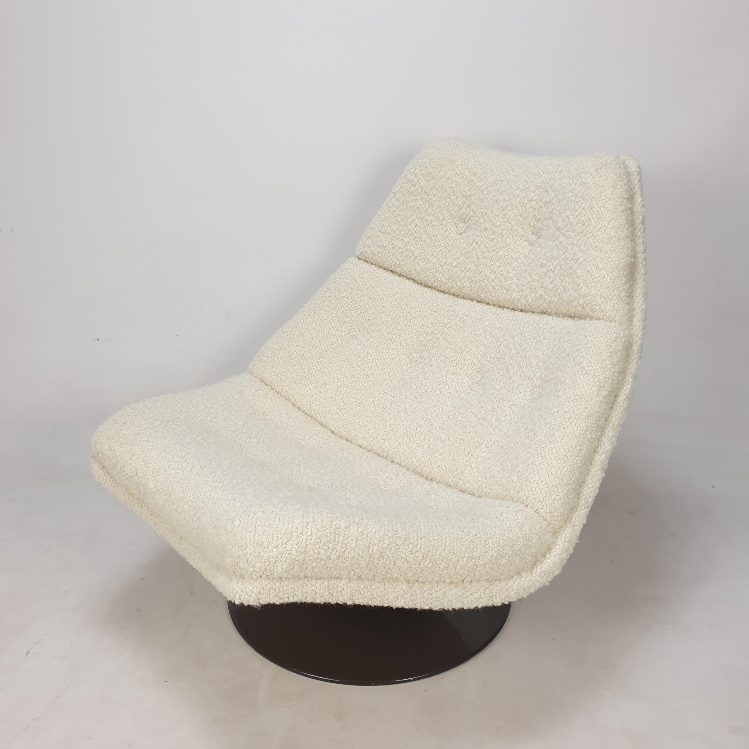 Very comfortable Artifort lounge chair, model F511.
Designed by the famous English designer Geoffrey Harcourt in the 60's. 

The chair is just restored with new fabric and new foam.
It is reupholstered with very soft Italian bouclé fabric.
It