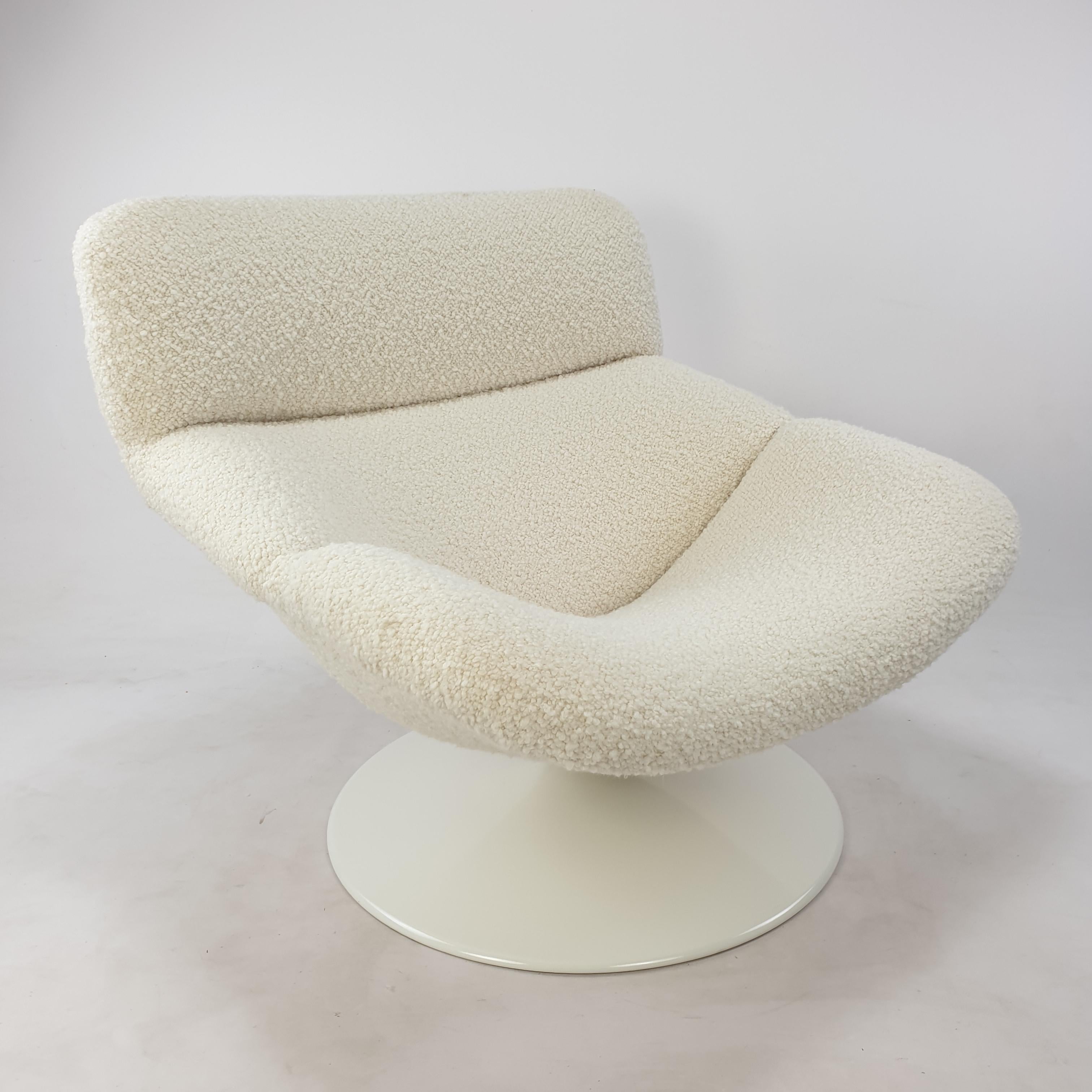 Extremely comfortable Artifort F518 lounge chair. 
Designed by the famous English designer Geoffrey Harcourt in the 70's. 

Very solid wooden frame with a pivoting metal foot.

The chair is just upholstered with lovely Italian wool bouclé