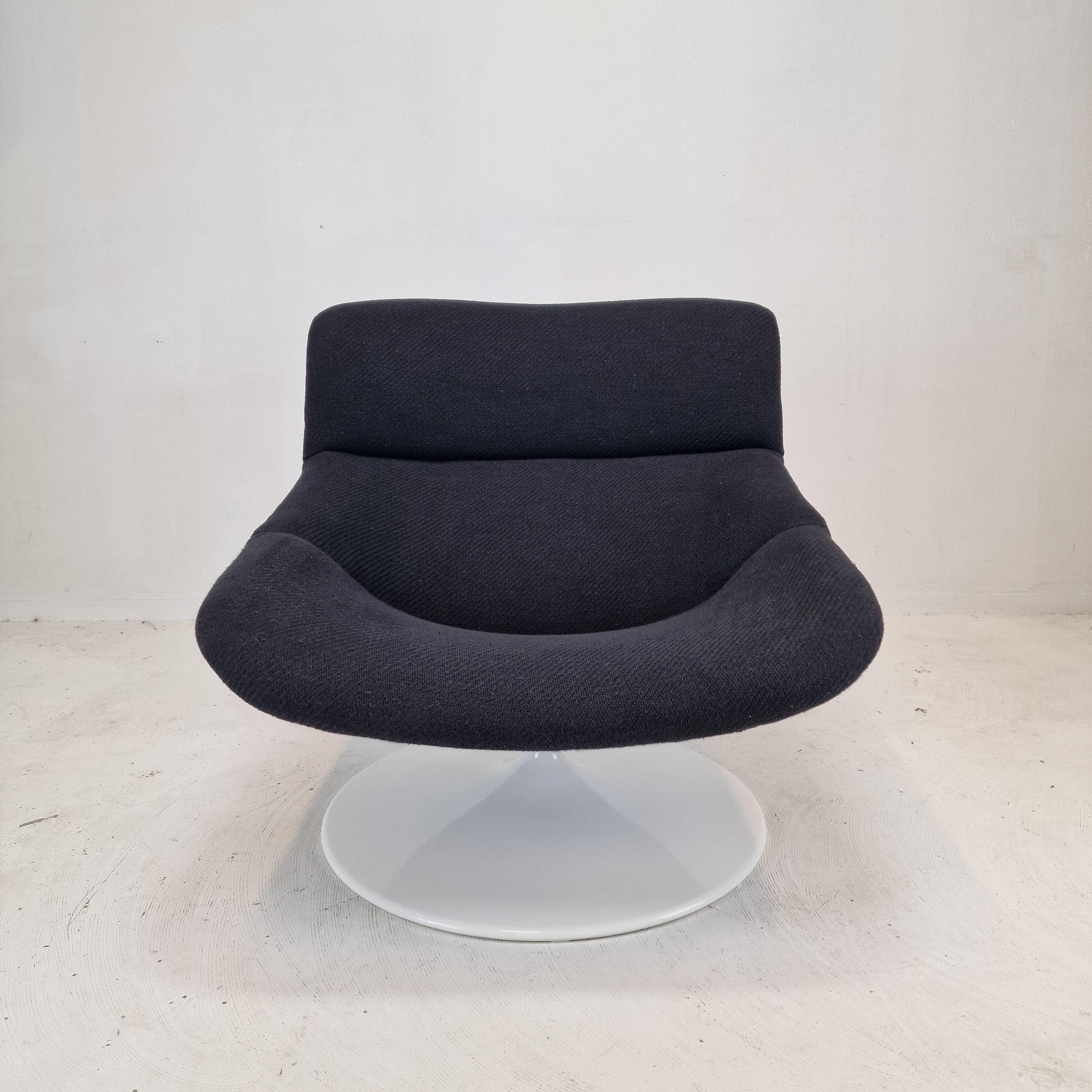 Extremely comfortable Artifort F518 lounge chair. 
Designed by the famous English designer Geoffrey Harcourt in the 70's. 

Very solid wooden frame with a large pivoting metal foot.

The chair is just upholstered with very nice black wool fabric and