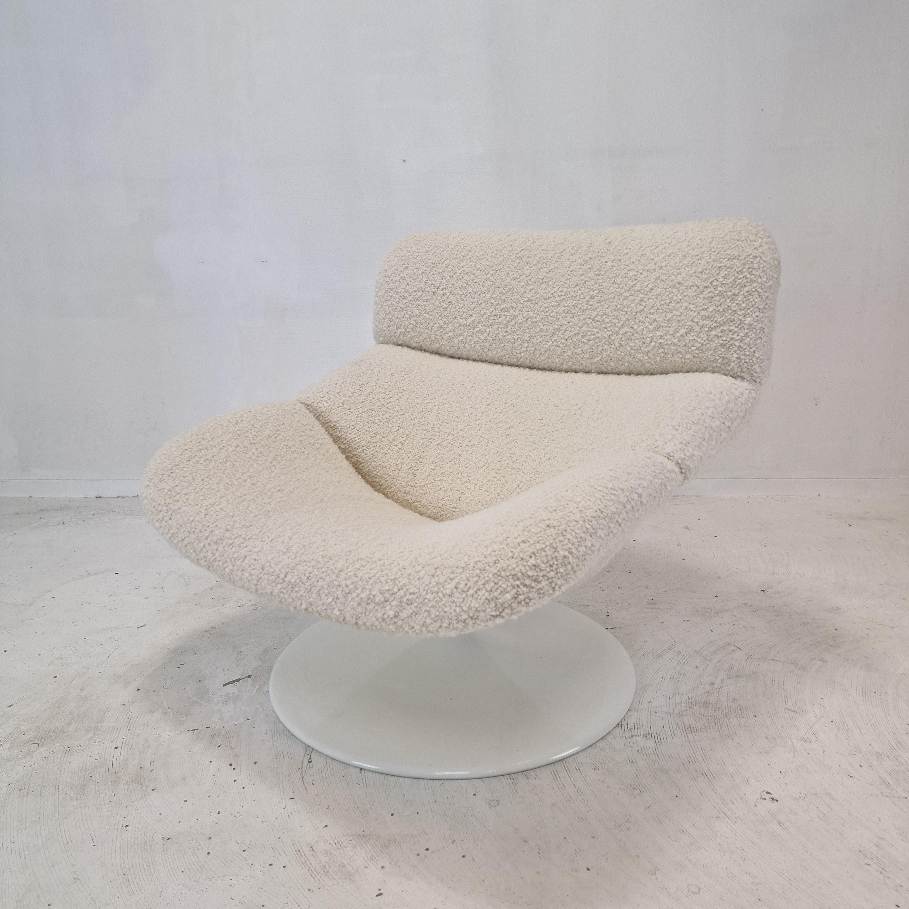 Extremely comfortable Artifort F518 lounge chair. 
Designed by the famous English designer Geoffrey Harcourt in the 70's. 

Very solid wooden frame with a large pivoting metal foot.

The chair is just upholstered with very nice bouclé fabric