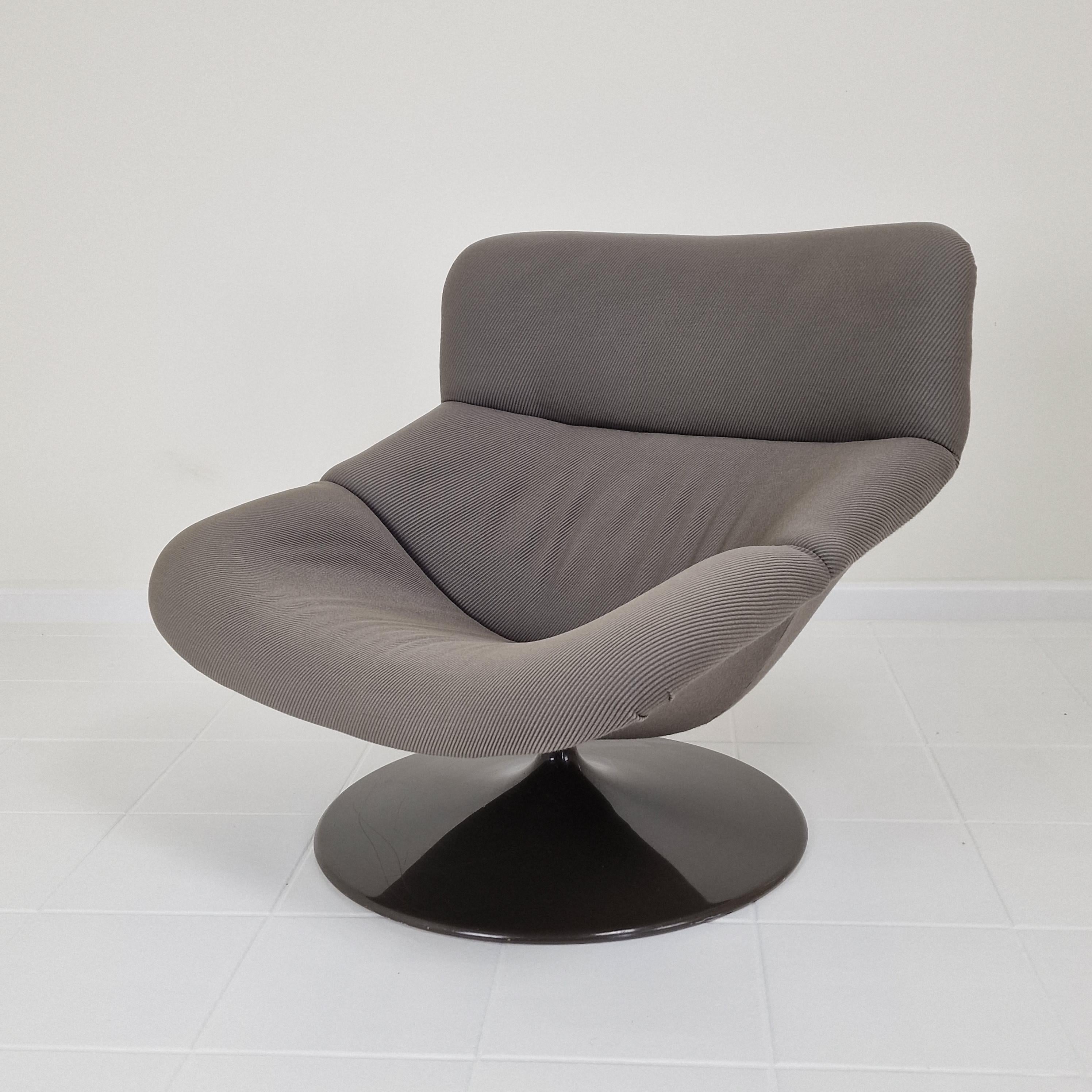 Extremely comfortable Artifort F518 lounge chair.  
Designed by the famous English designer Geoffrey Harcourt in the 70's.   
This particular chair is fabricated in the beginning of the 80's.

Very solid wooden frame with a large pivoting metal